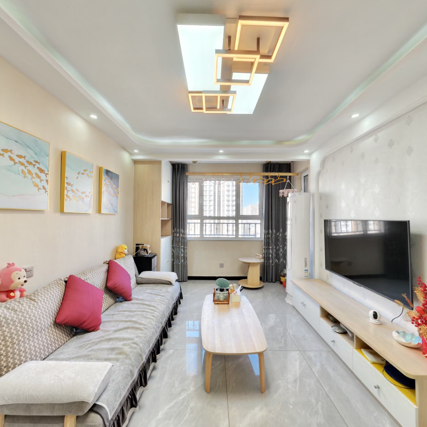 此房户型方正，中低楼层，毛坯房可塑空间大