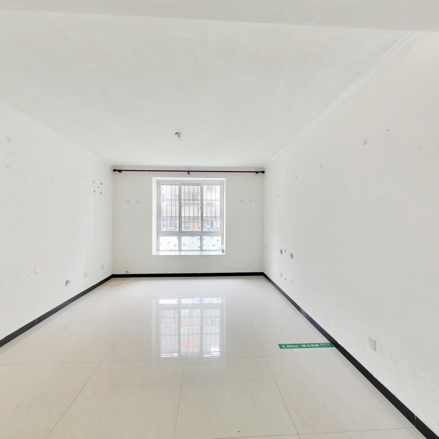 纯洋房社区，免费停车位，70年大产权，一层带小院。