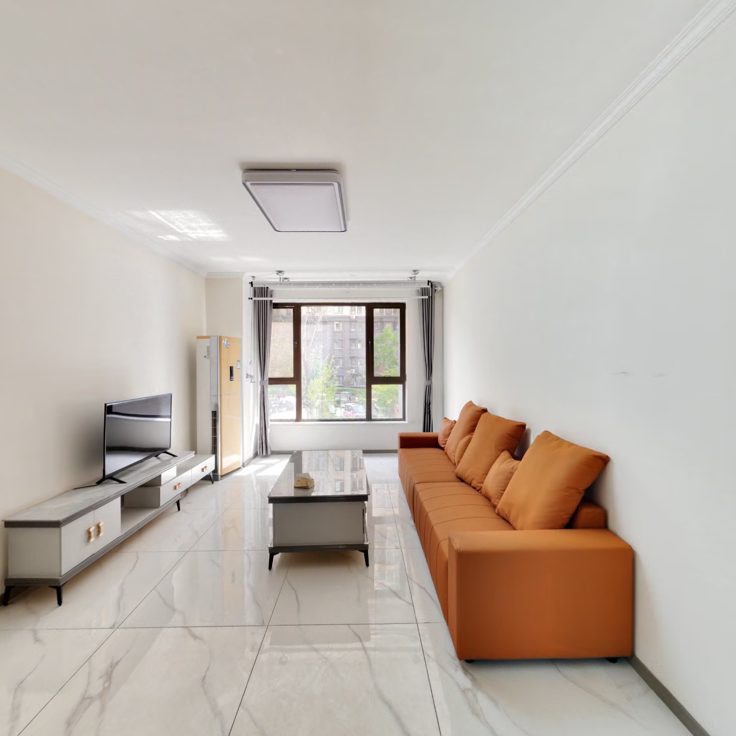 鸿坤精装南北三居室，正对高铁站通勤方便，可直接出租