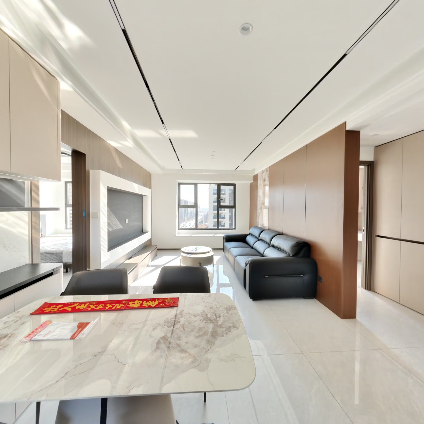 本房是经典的四叶草户型，南北三通透，双明卫