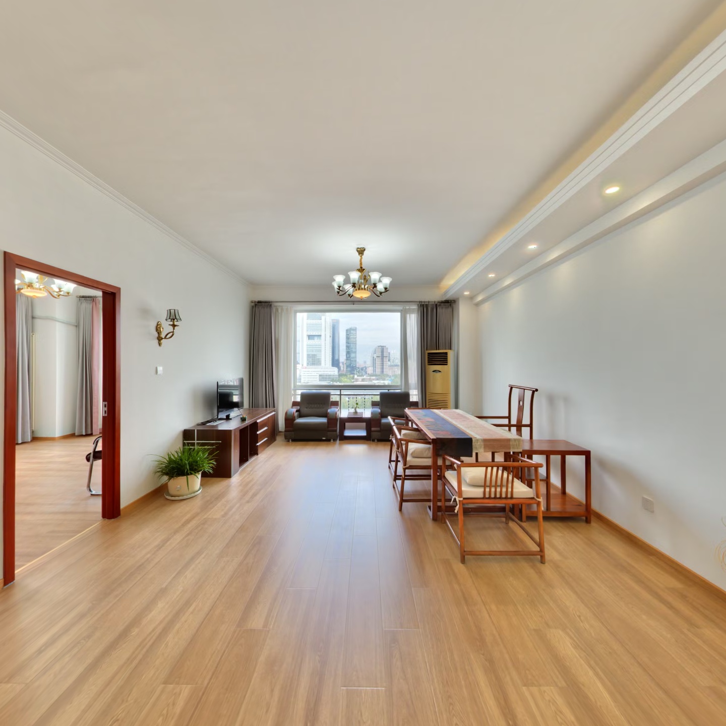 蘋果北區(qū)130平帶燃?xì)庥^國貿(mào)夜景兩居室