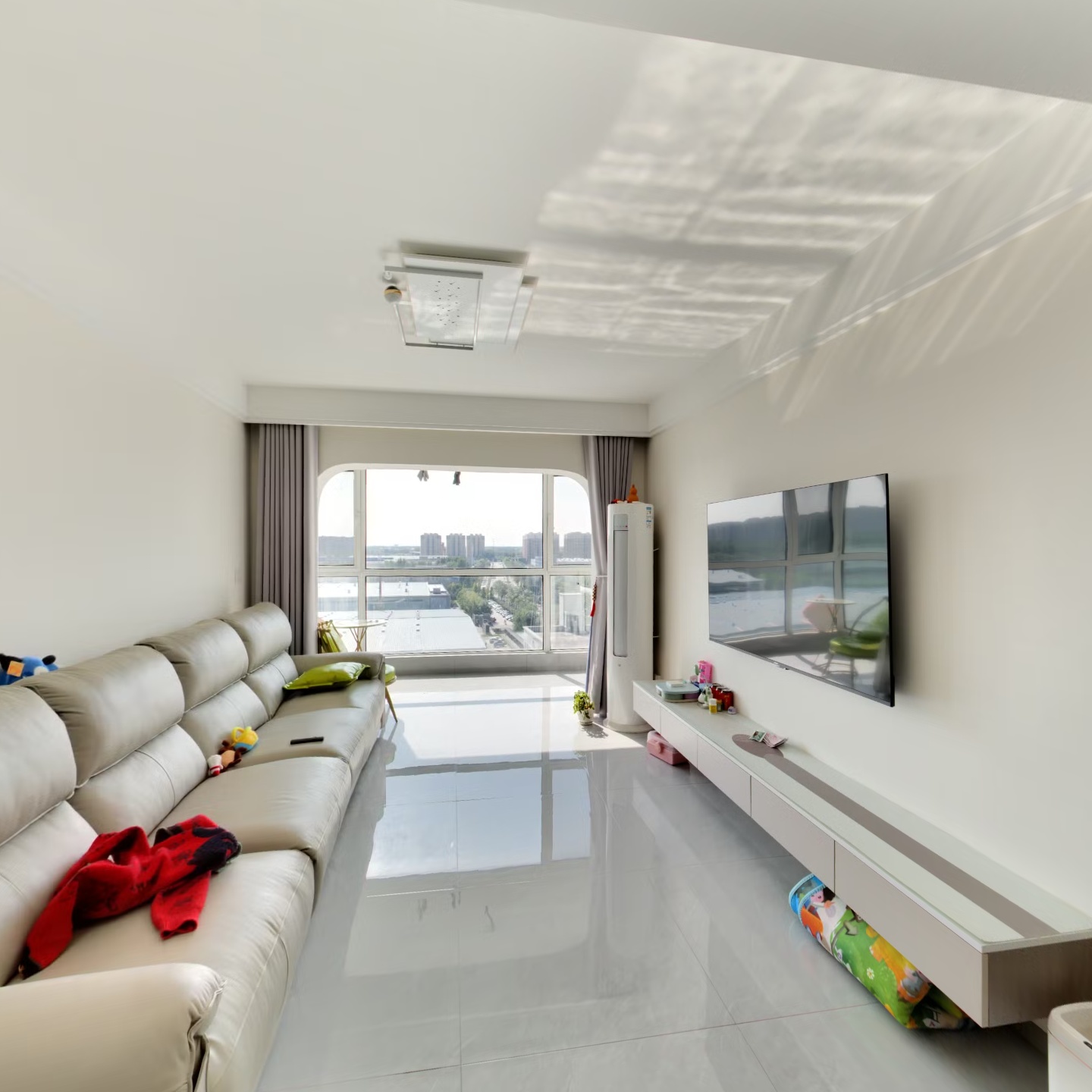 钻石商圈精装修两居室诚意出售。