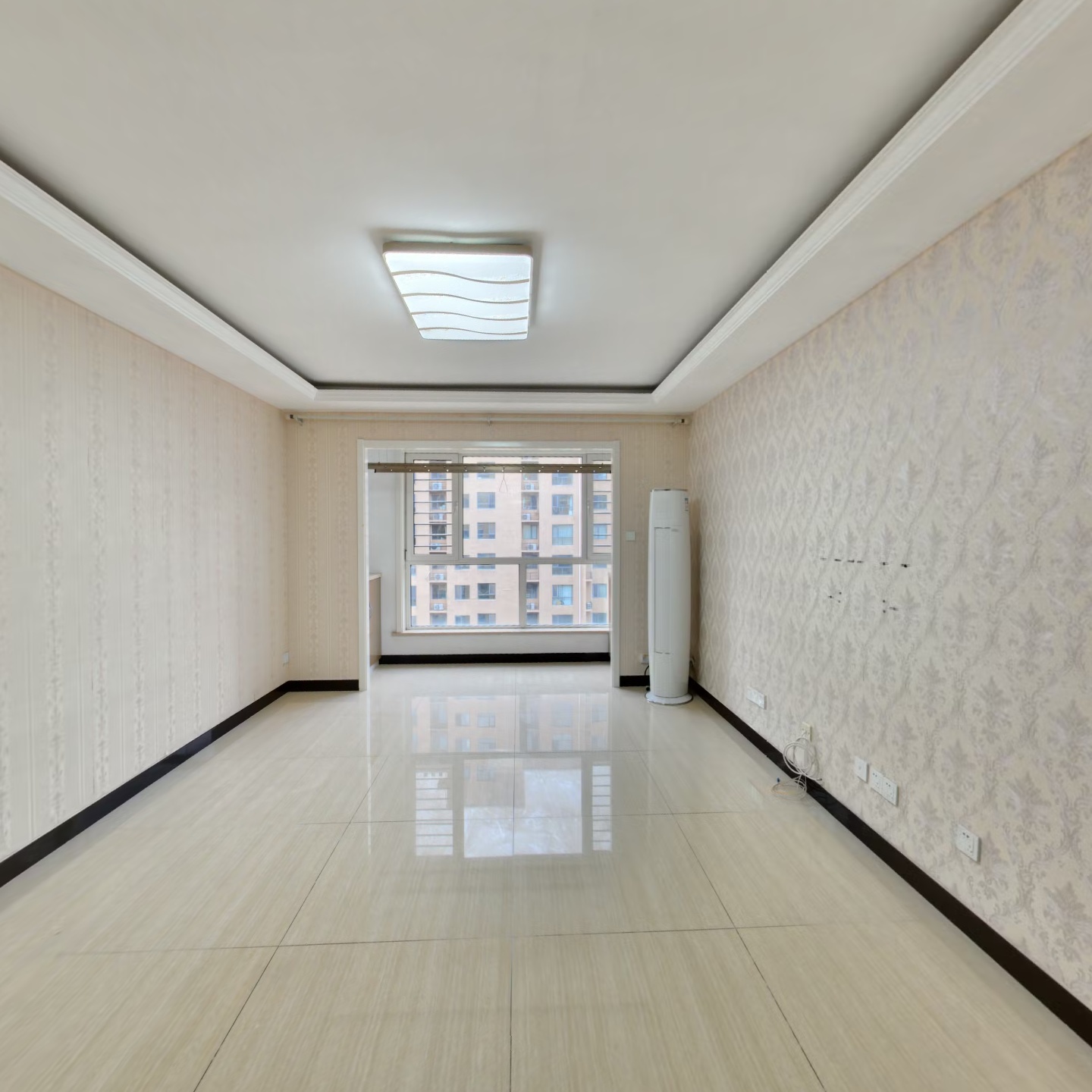 钻石广场住宅  精装空房 诚意出售  价格可谈