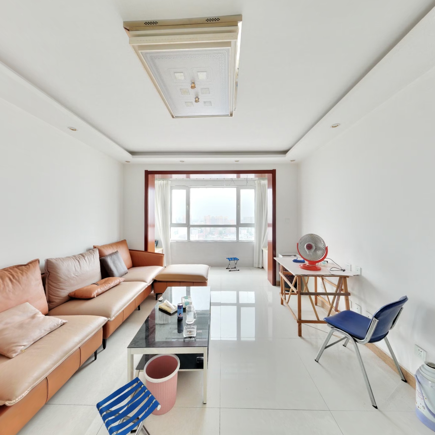 此房子位置好 户型好， 出小区交通便利。