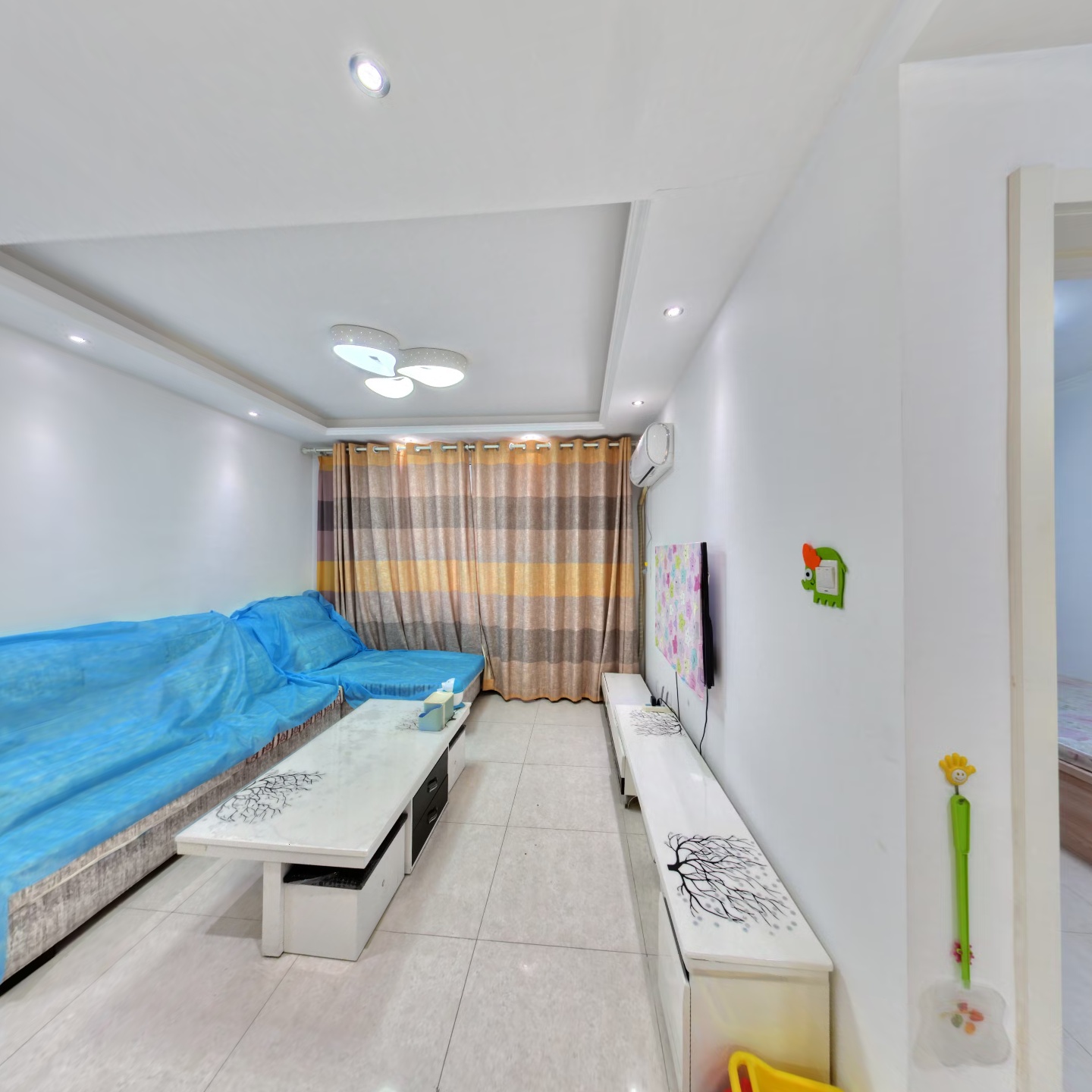 房子属于南北通透三居，精装修，楼层属于中低楼层