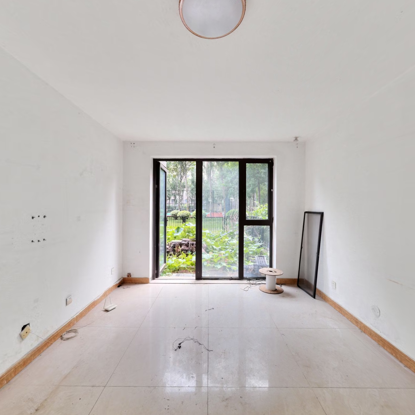 一层带小院，朝南三居户型方正，布局合理，冬暖夏凉