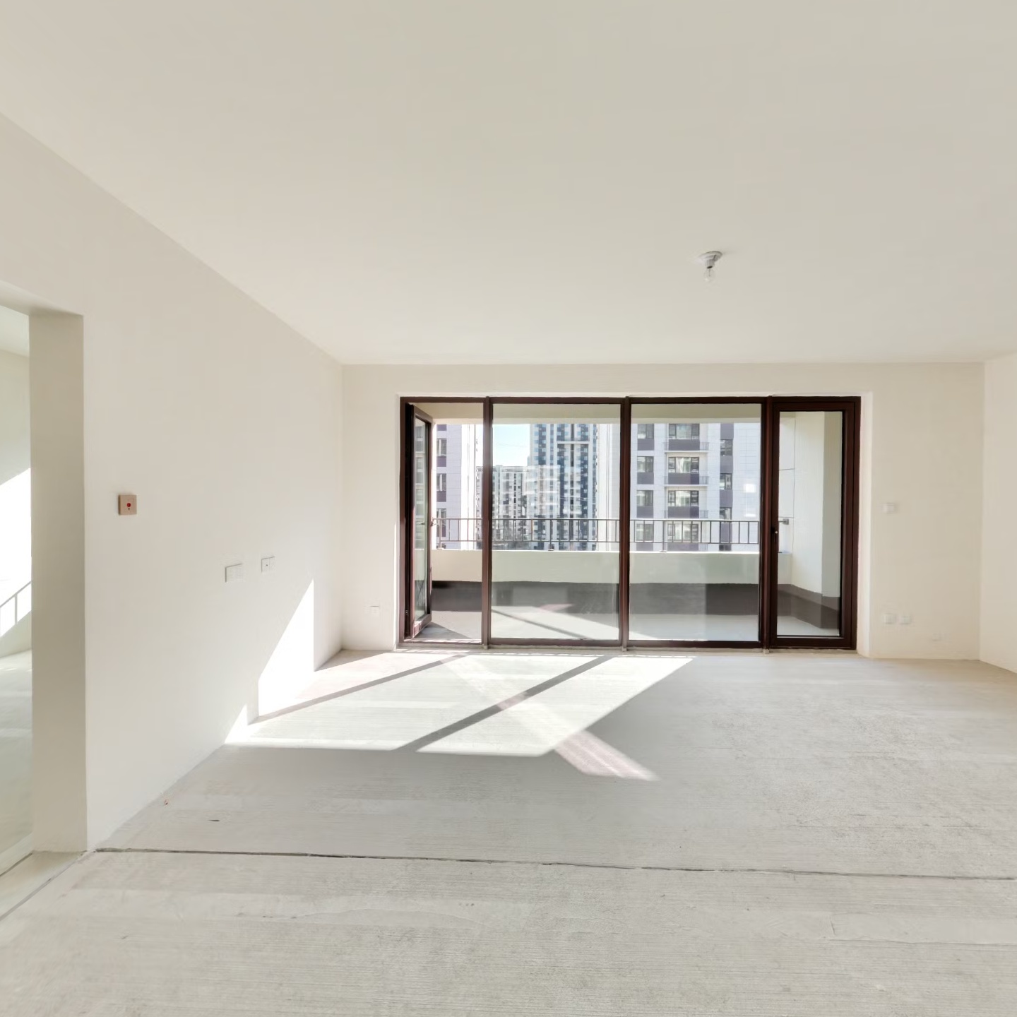 三面朝南的户型，采光面更广，冬天暖和。