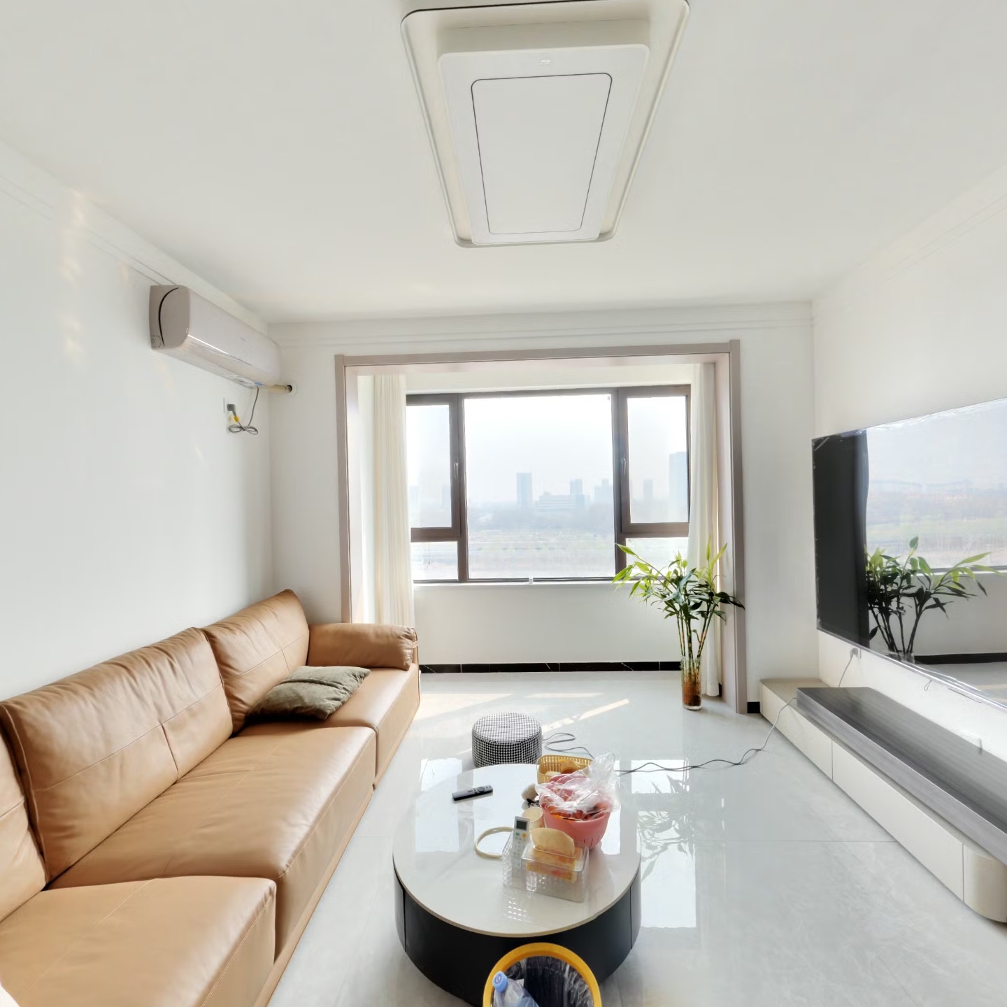 天伦湾馨园中间楼层，房本满二精装修，三面通风