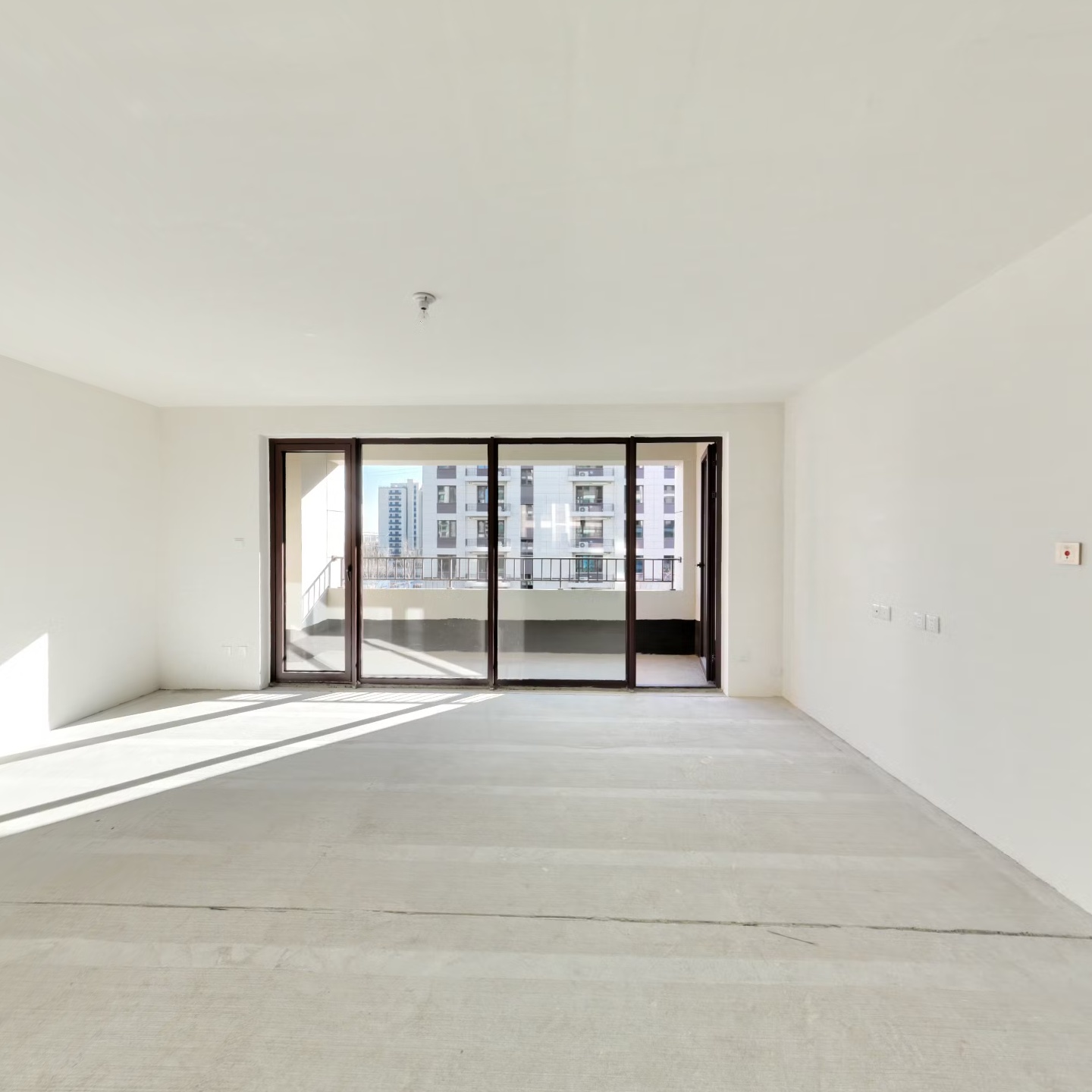 三面朝南的户型，采光面更广，冬天暖和。