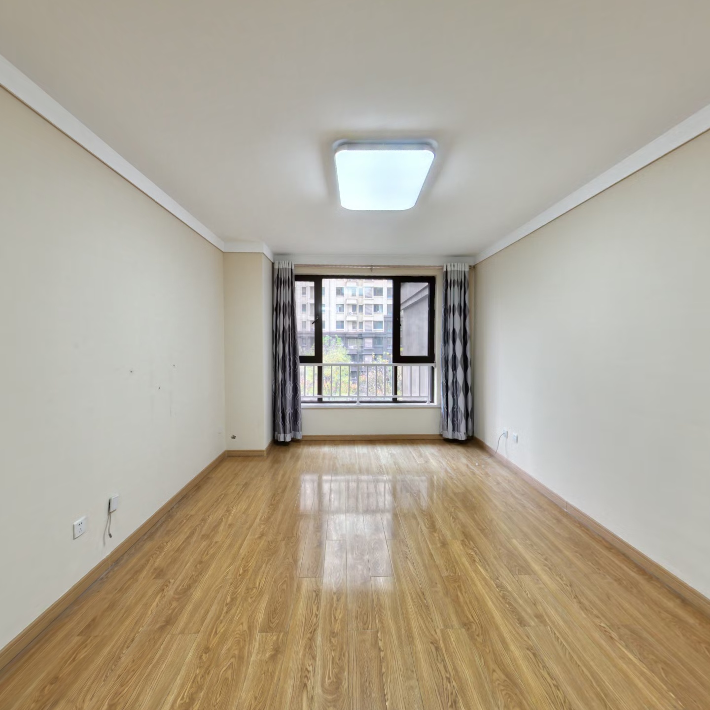 南北三居，干净整洁， 房东诚心卖。