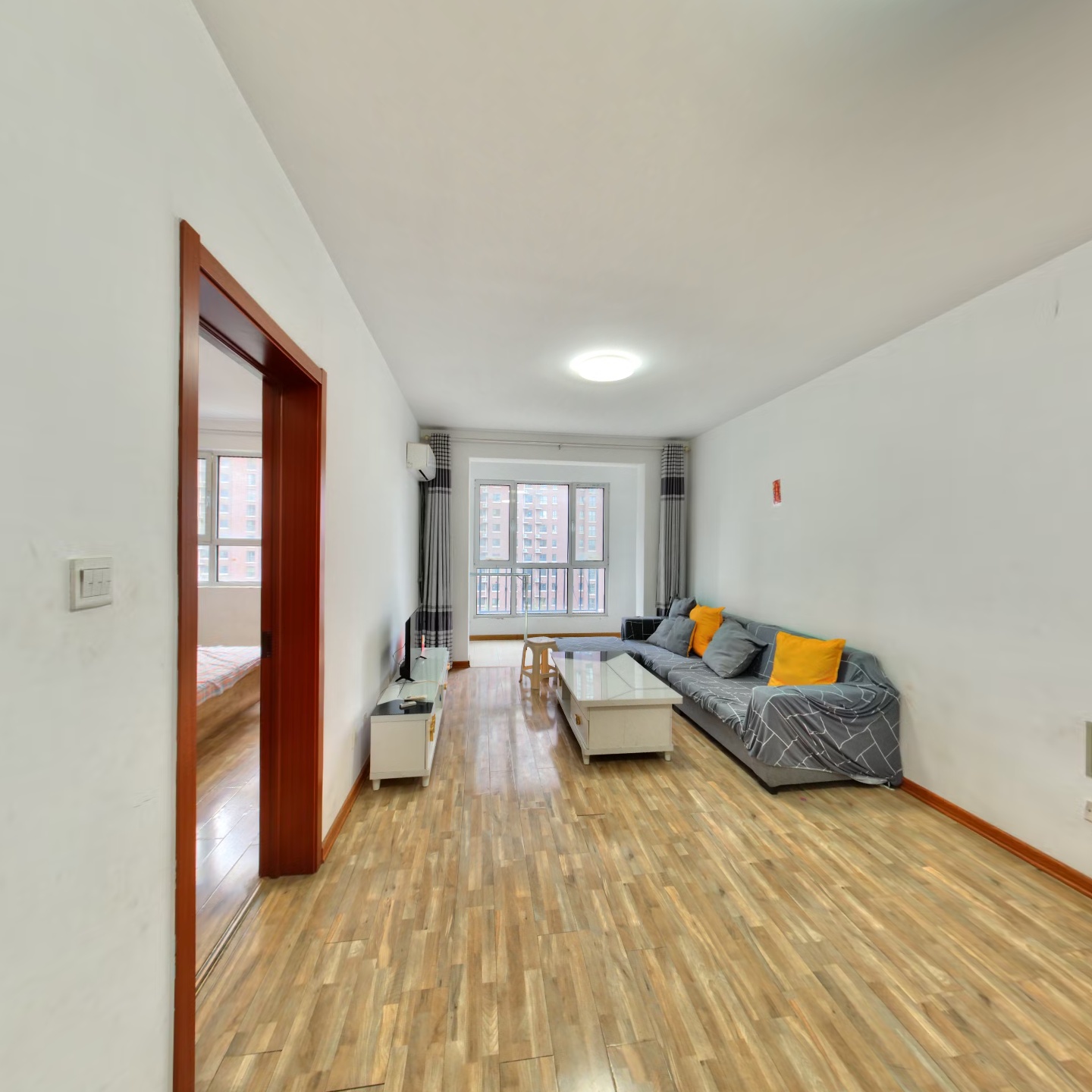 南向两居 简单装修 满二税少 24小时安保