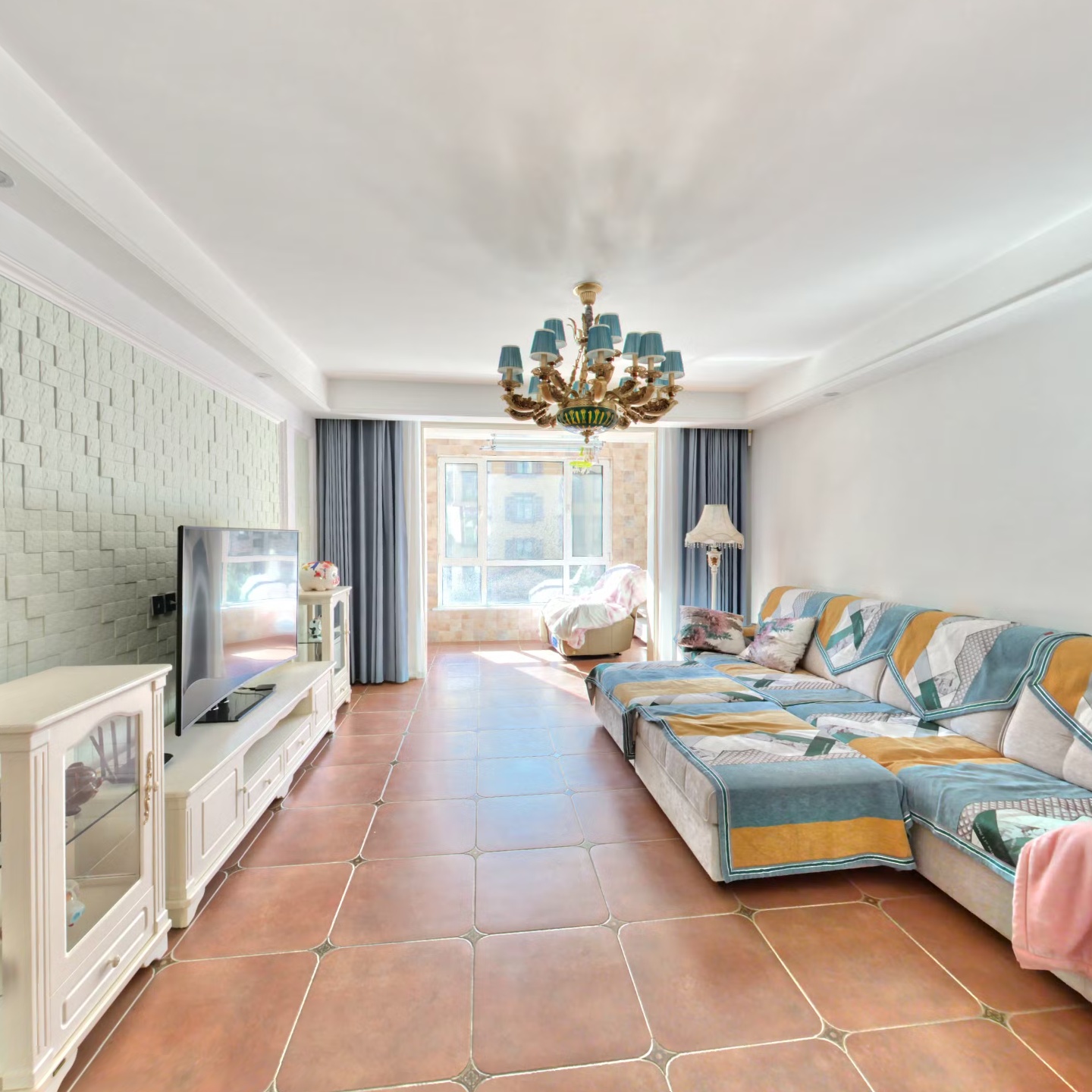 此房洋房，中间楼层，采光充足，房本满二