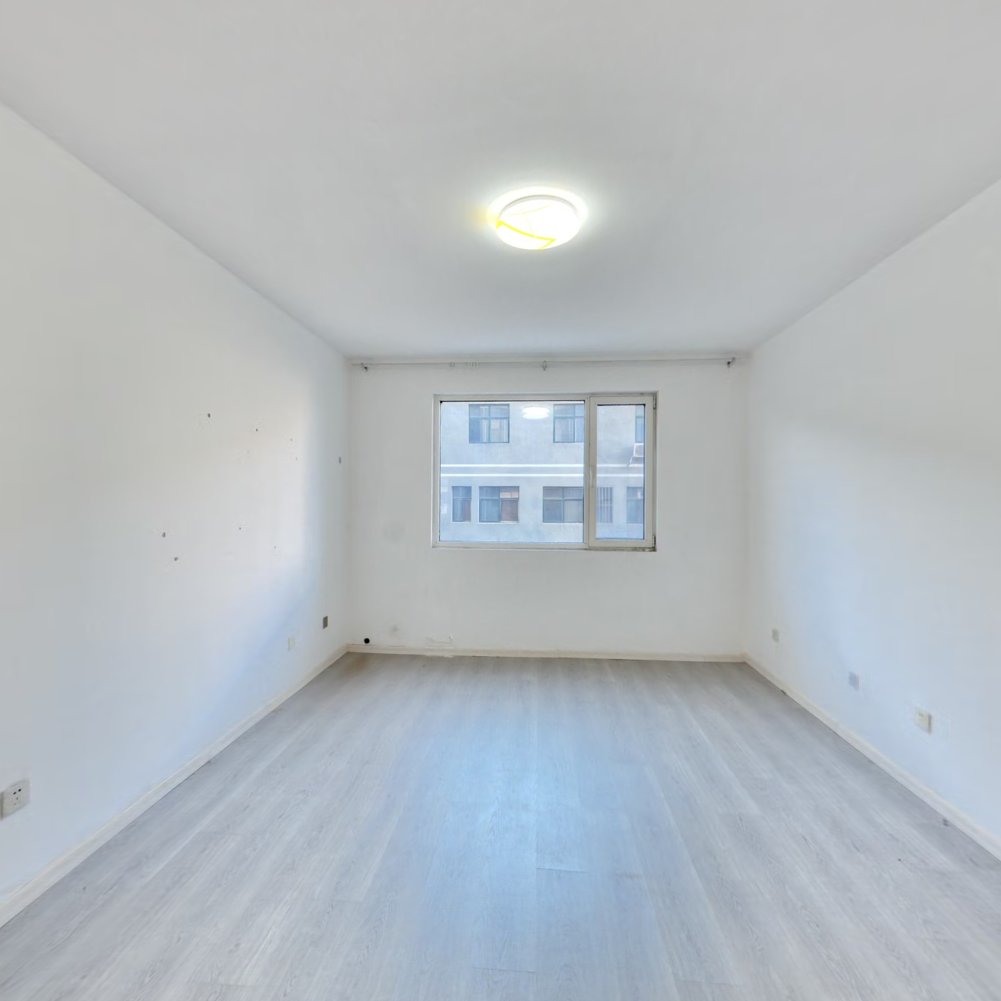 香港豪庭中装，南北通透三居。本满五年