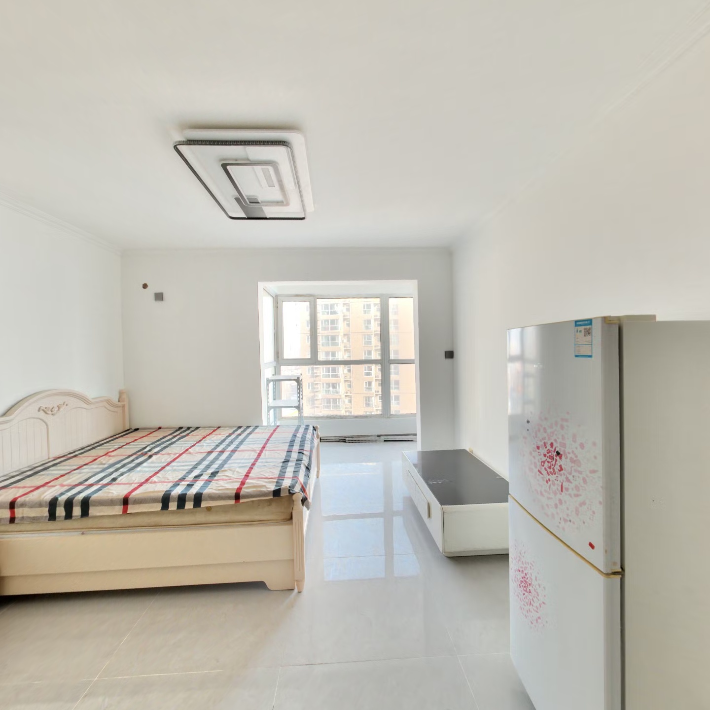 房子是去年新装修的  朝东   上午采光很好