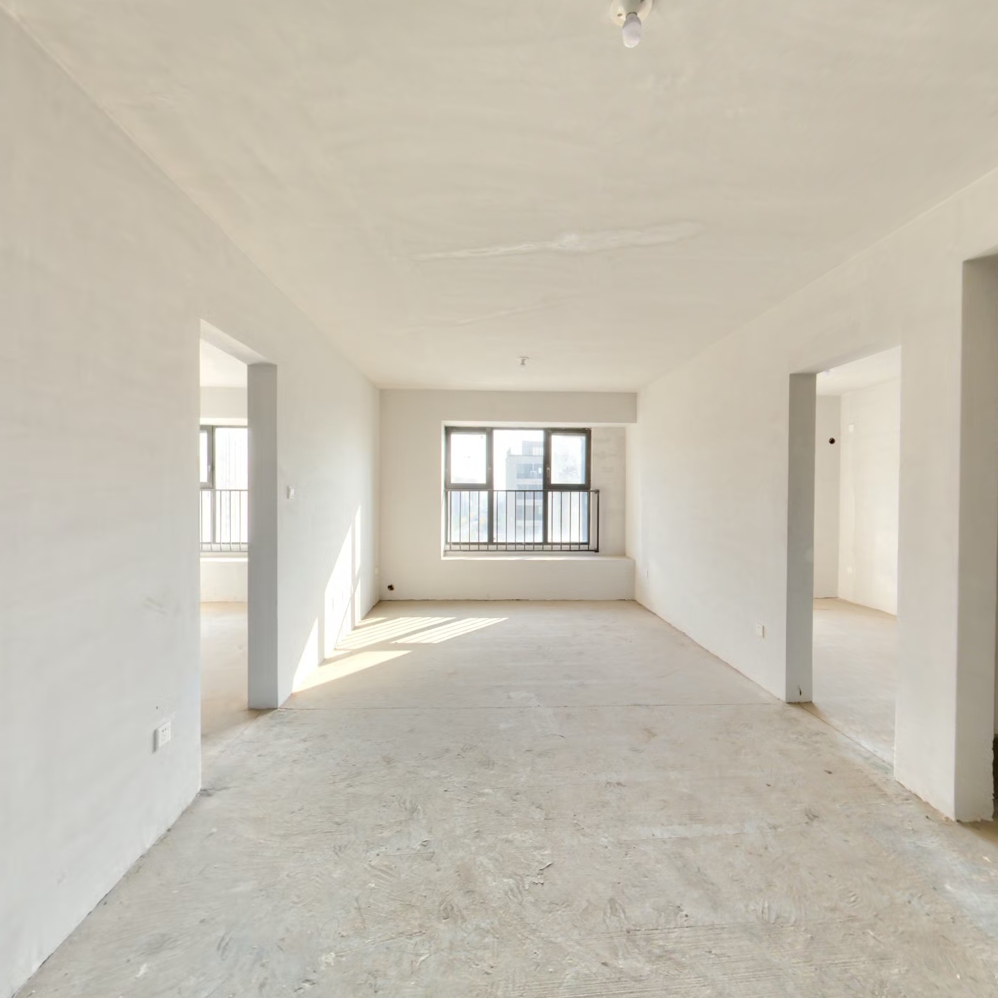 此房是边户，毛坯房，随意装修，名厨双明卫