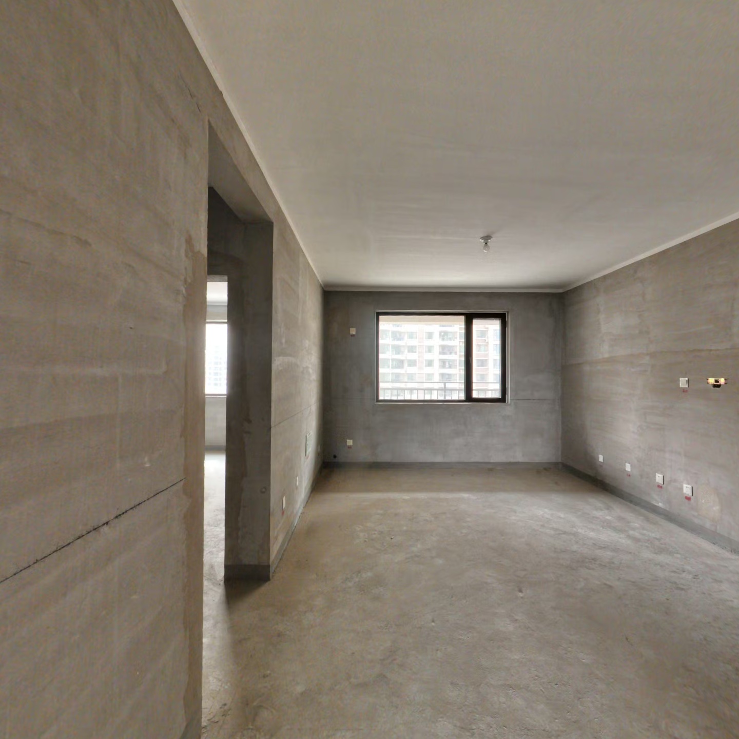 天伦湾一期   毛坯三居   诚意出售。