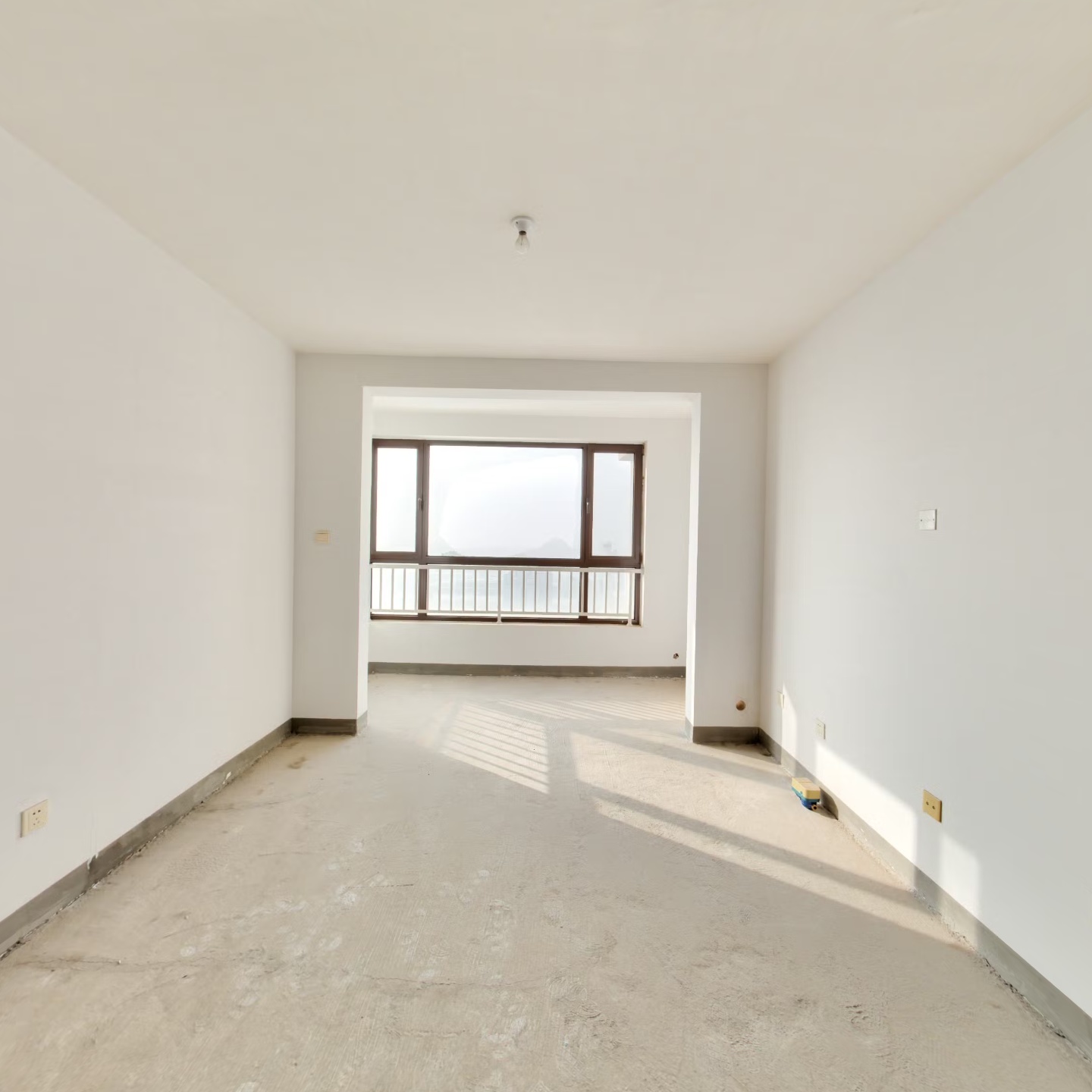 高铁新城 理想湾1居室 毛坯房 满二 随意装修