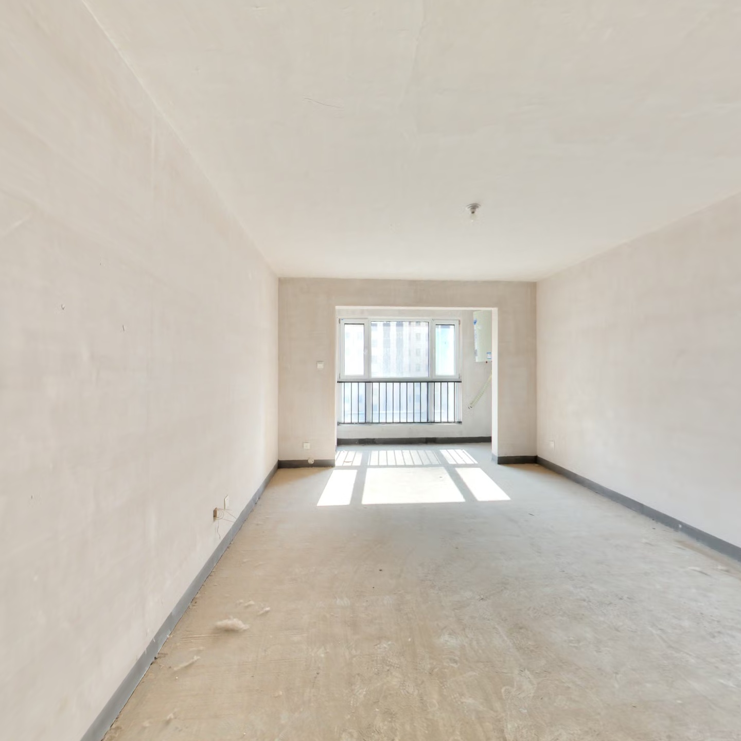 南北通透大三居是，户型方正，采光好。价格合适