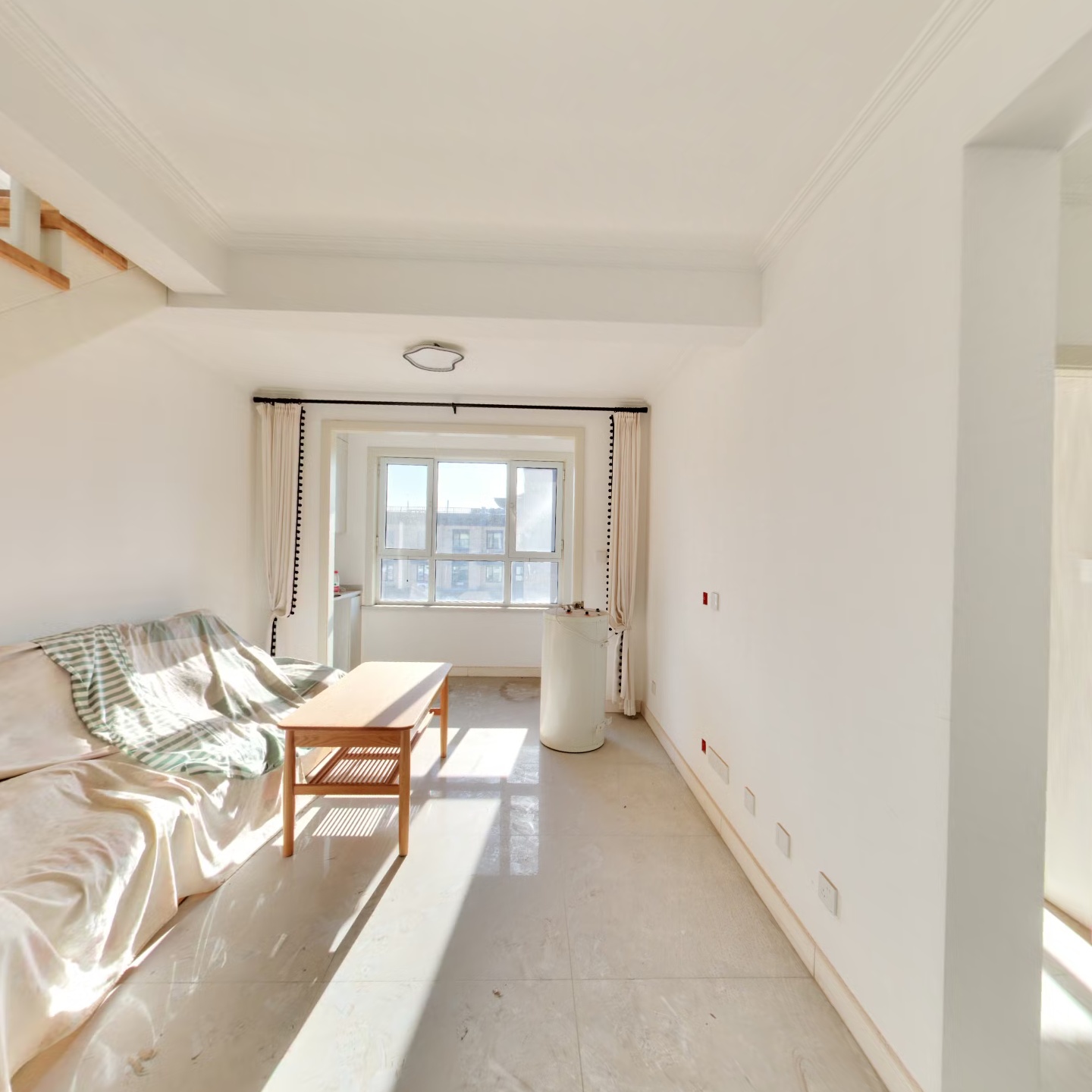 印象城 顶层带阁楼 使用空间大 有房本