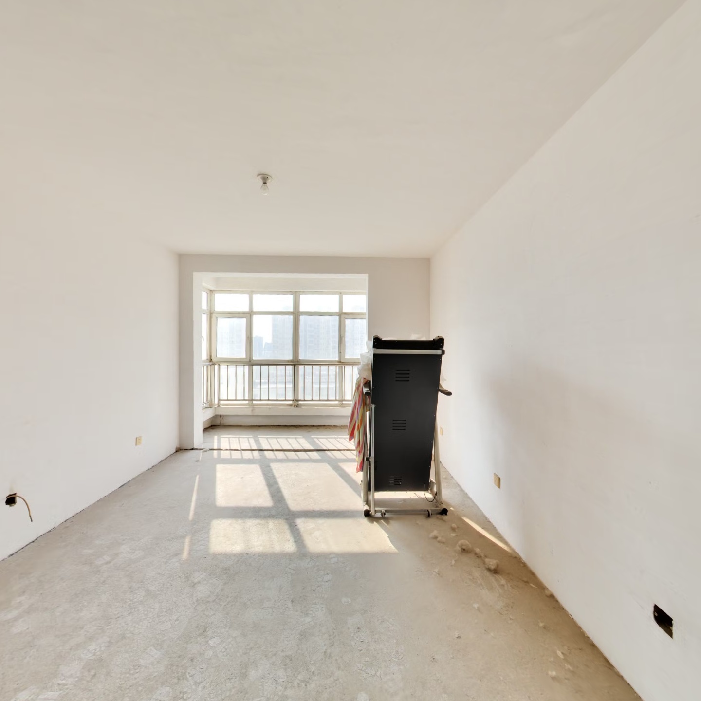 凯旋门南北通透两居室，户型方正，満五