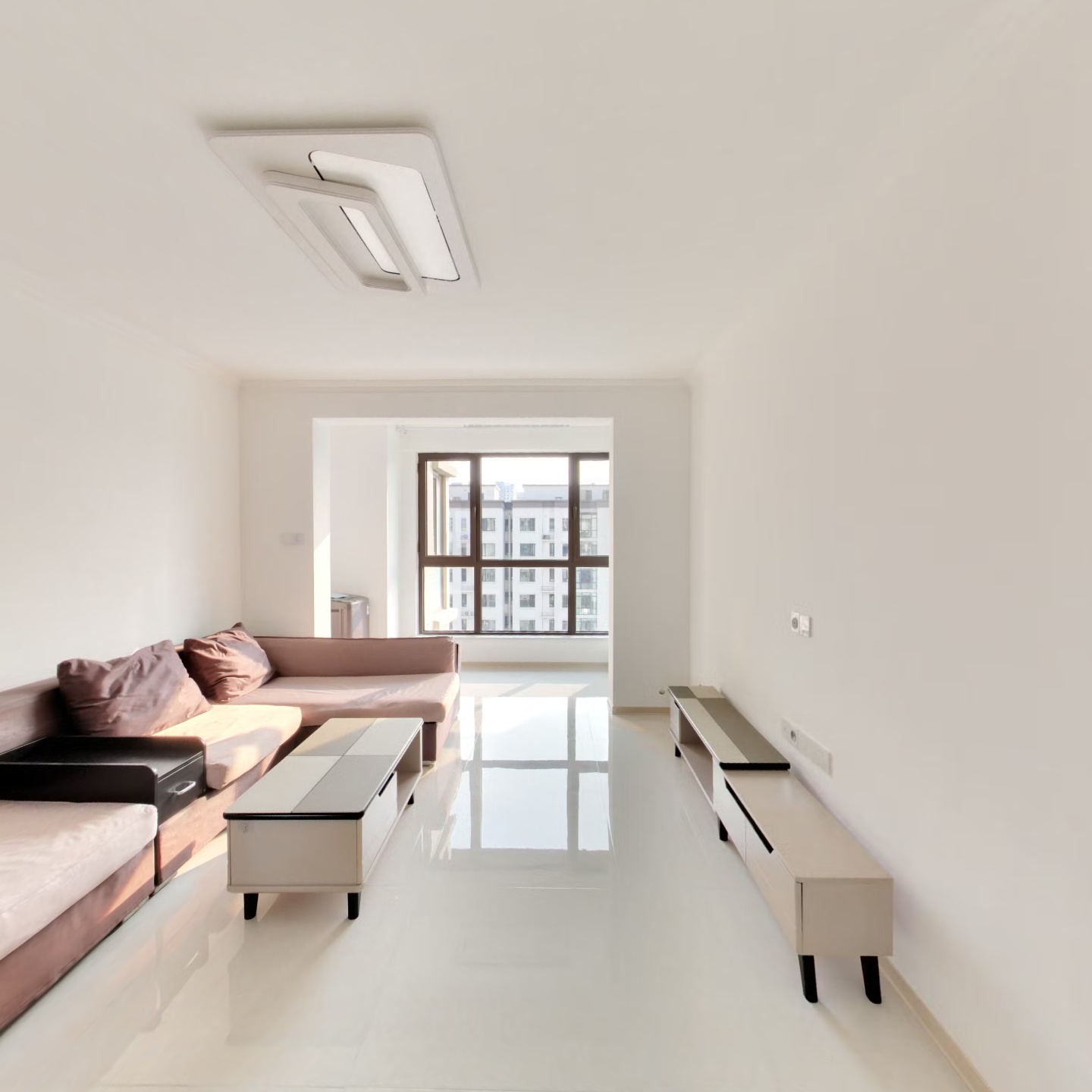 此房南北通透 样板间格局 楼层中上 采光不错 诚意出售