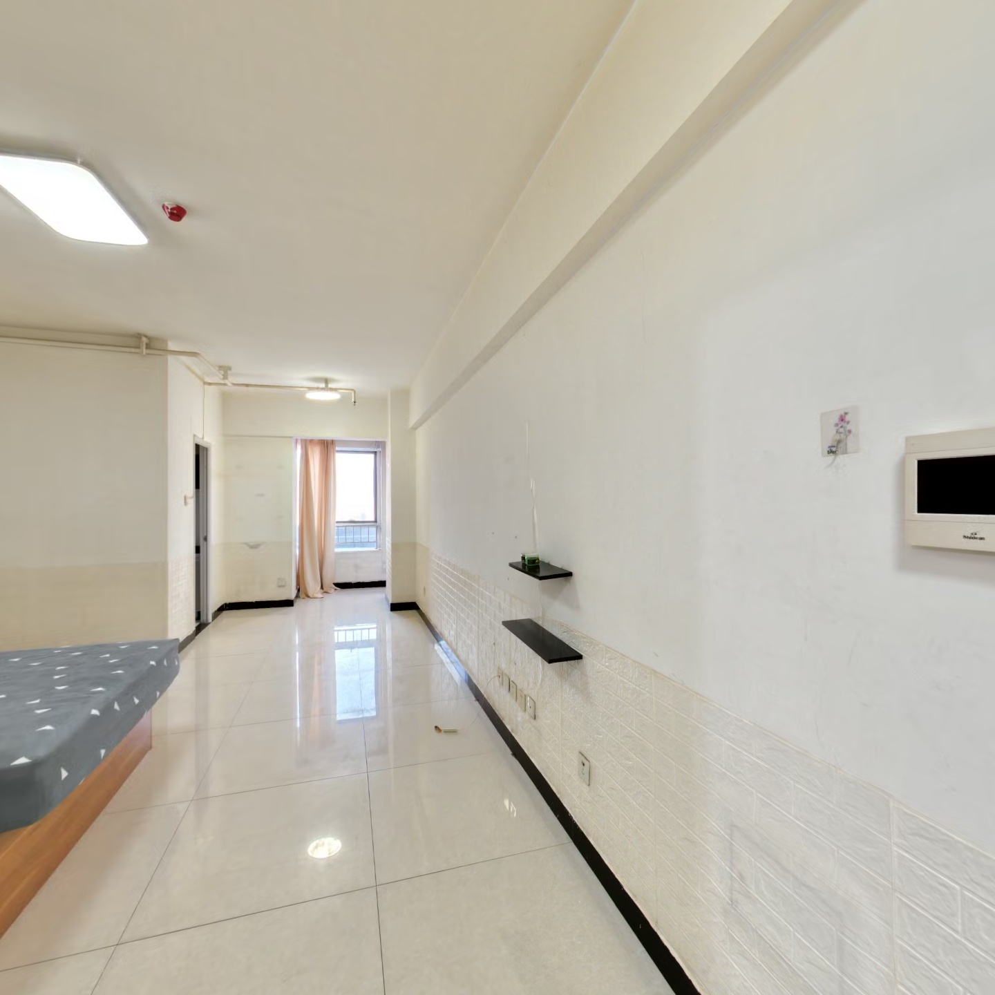 钻石广场精装一居，集中供暖，配套齐全