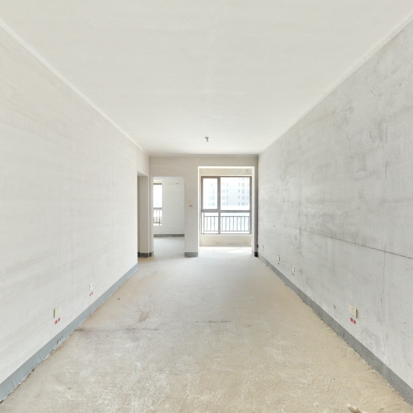 房子是正规的朝南两室明厨明卫的格局