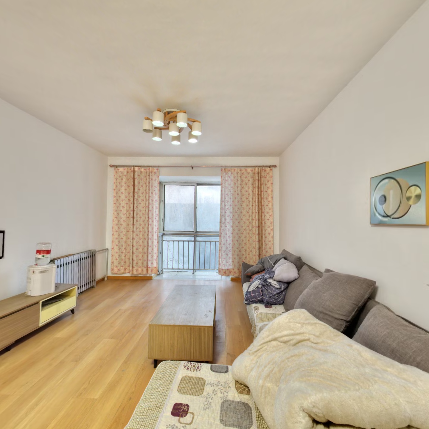 此房单价低廉，楼层中上采光充足，物业费不足挂齿.