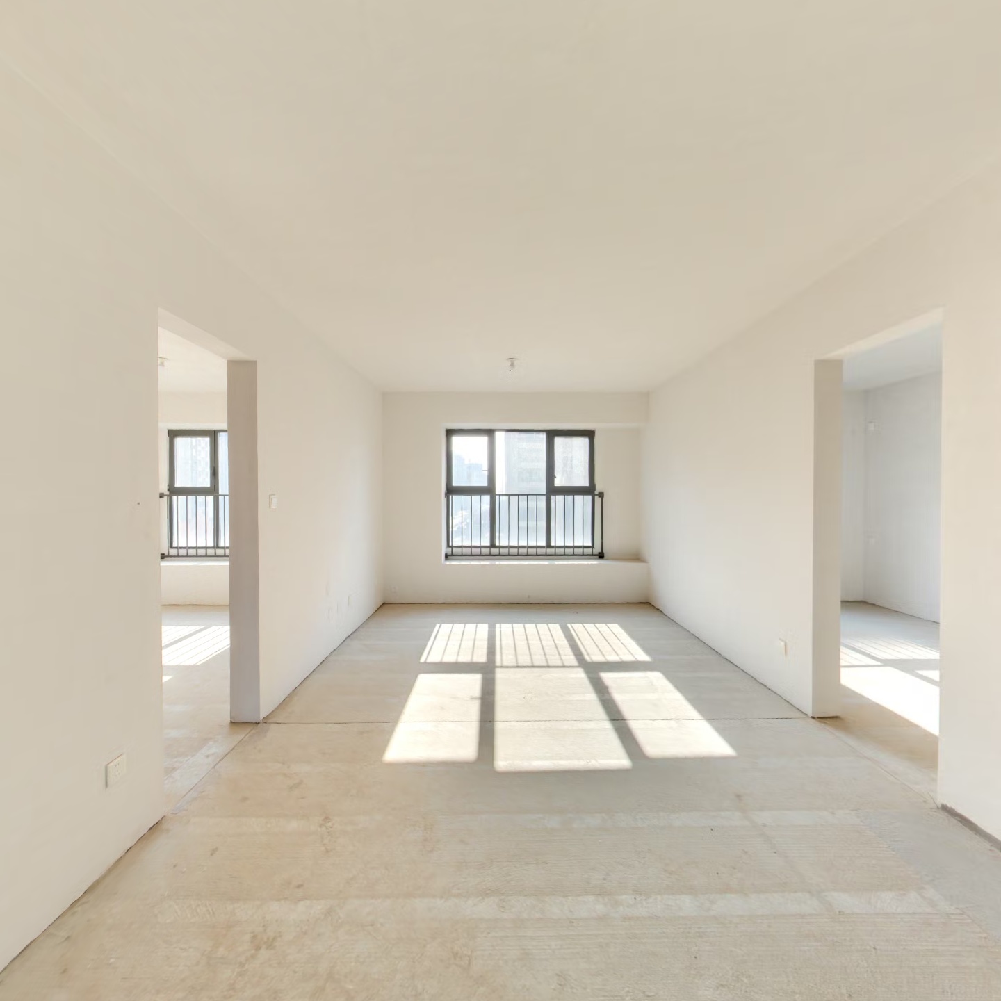 华远二期急售房源的四叶草户型，南北通采光好，双明卫