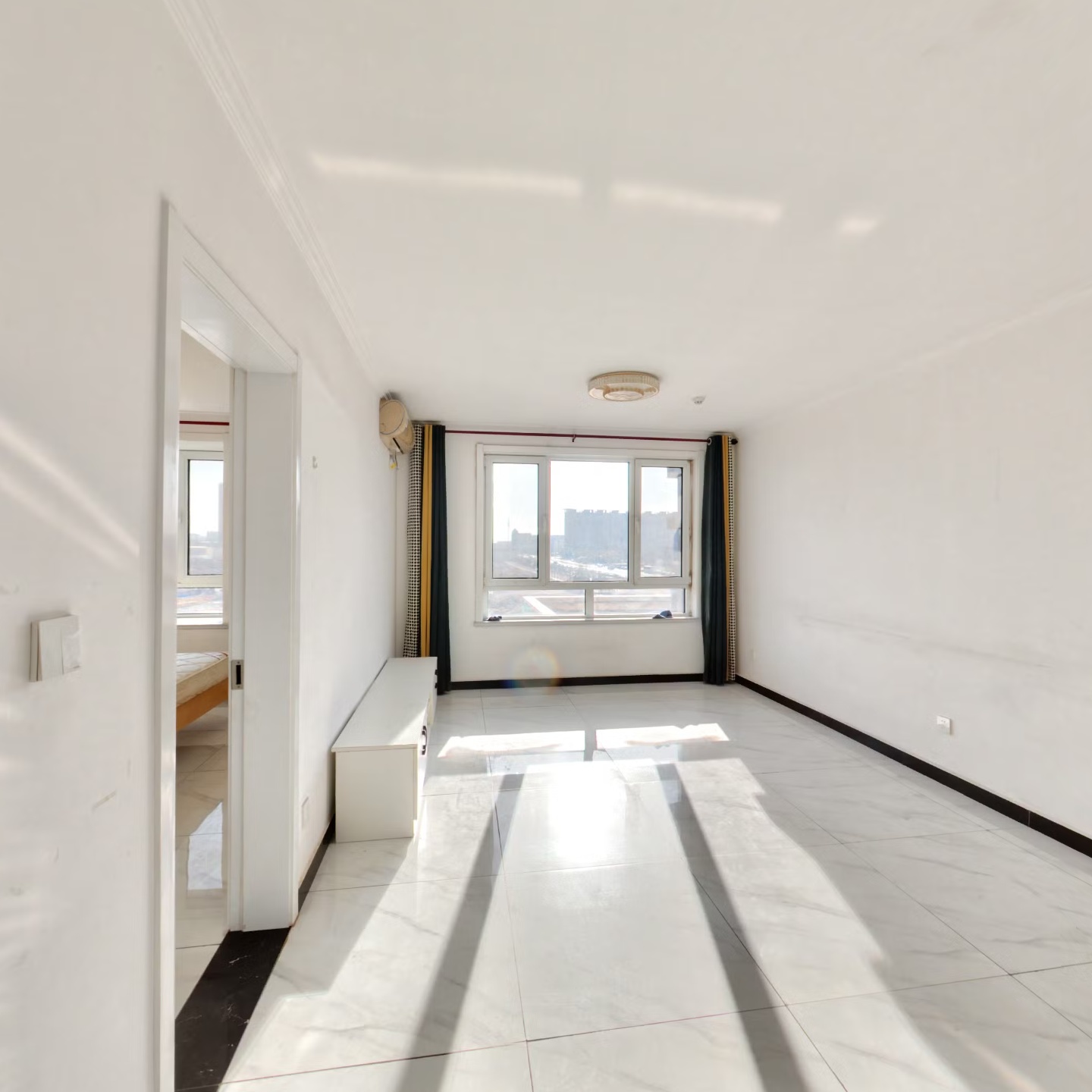 德信公园旁翡翠滨江，南向两居，直接能看到公园