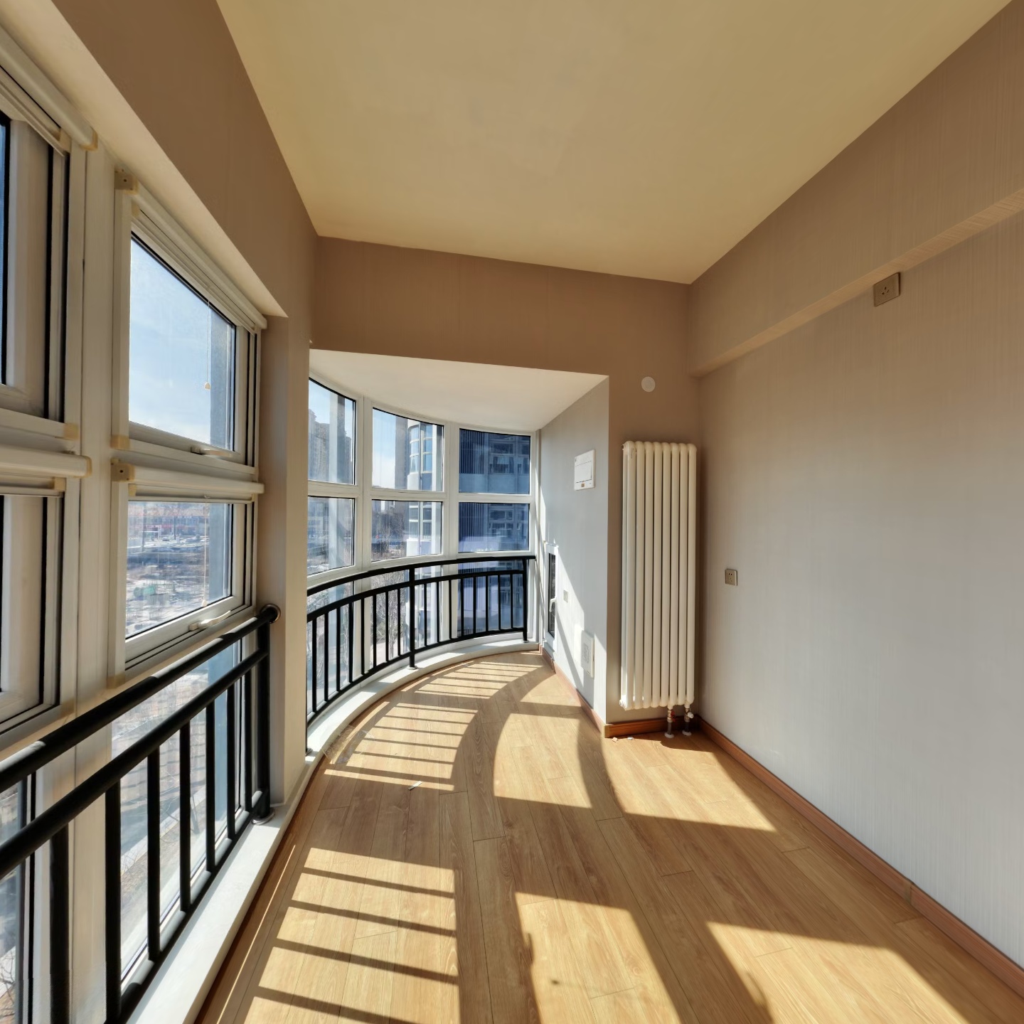 此房是精装修，采光好，有房本，随时看房.