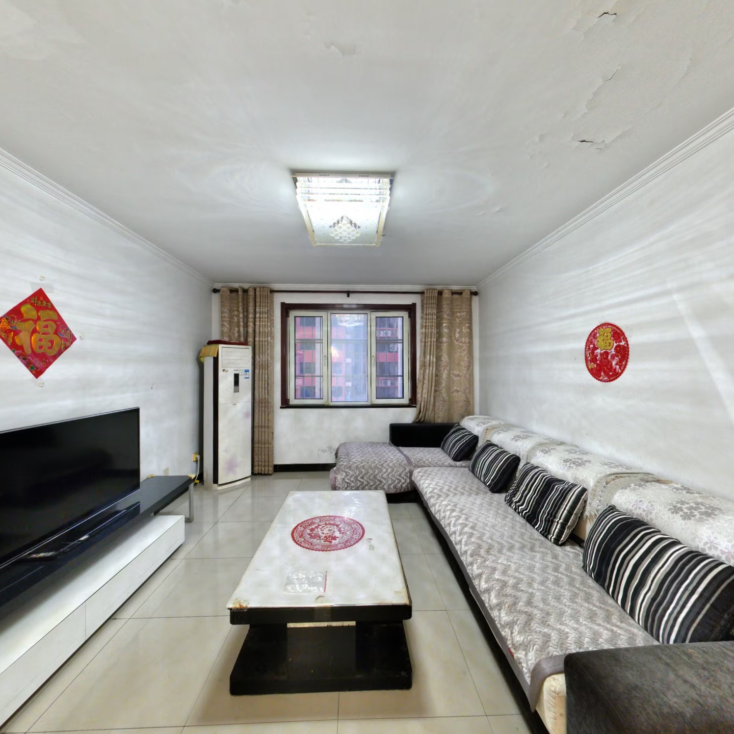 此房电梯房，中间楼层，精装修大两居。