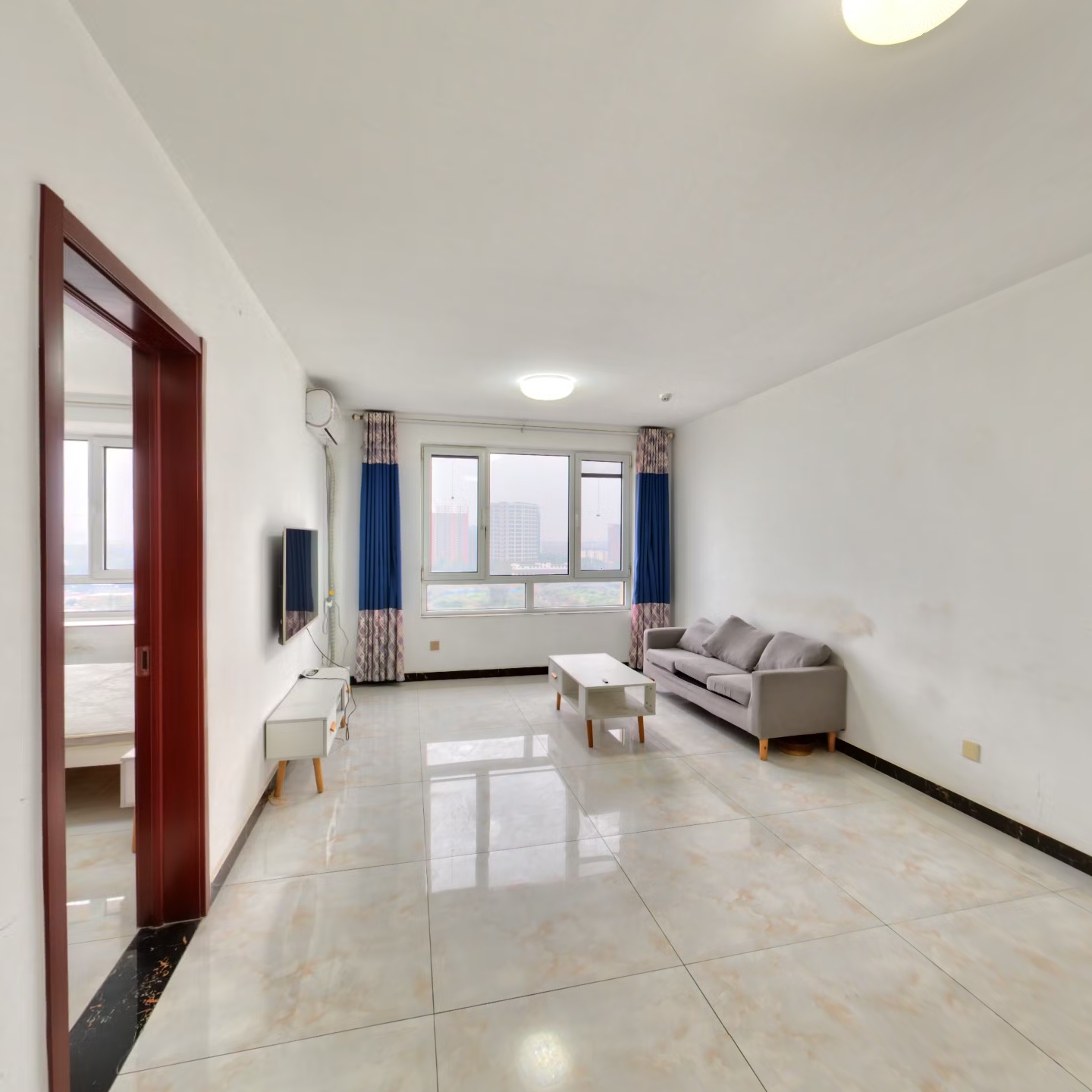 房子属于朝南两居中间楼层本满二