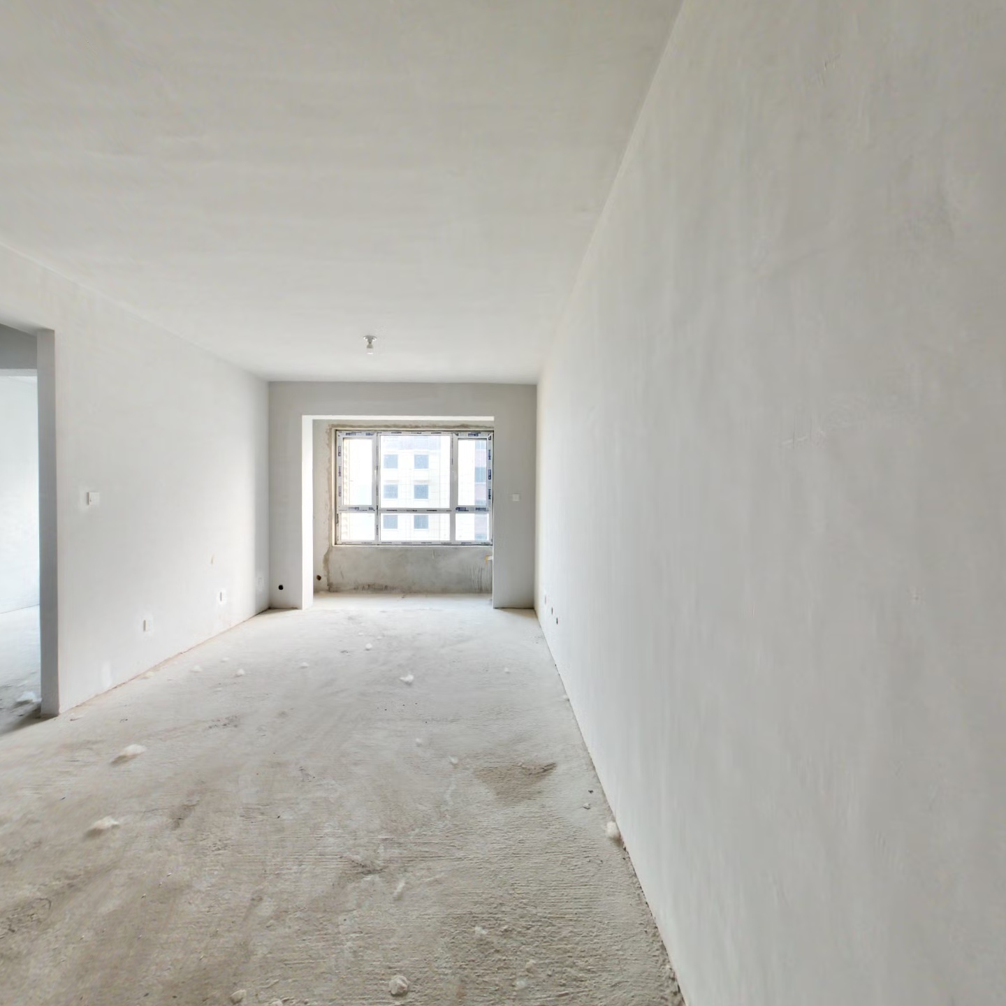 小区内有幼儿园，环境绿化好，一梯三户，可更名