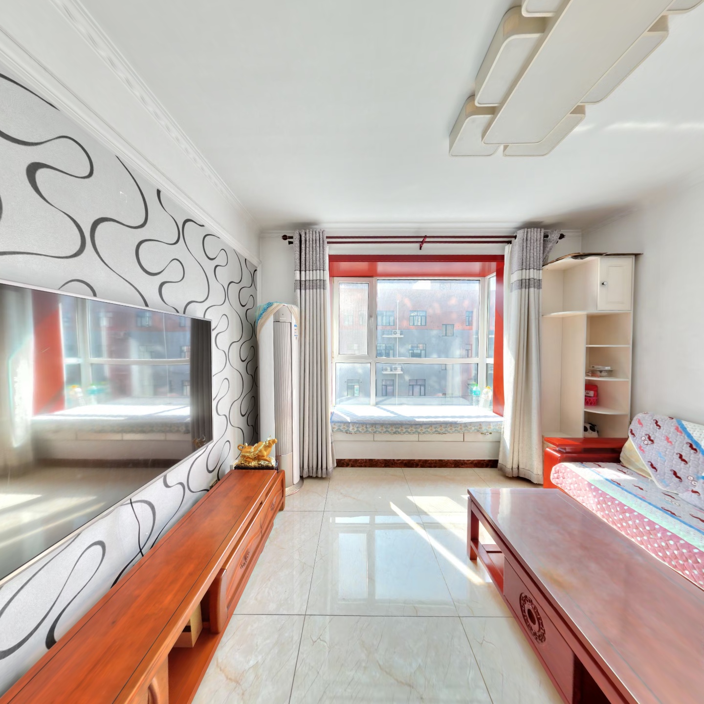 业主是自住标准精装 品牌家具家电 中间楼层