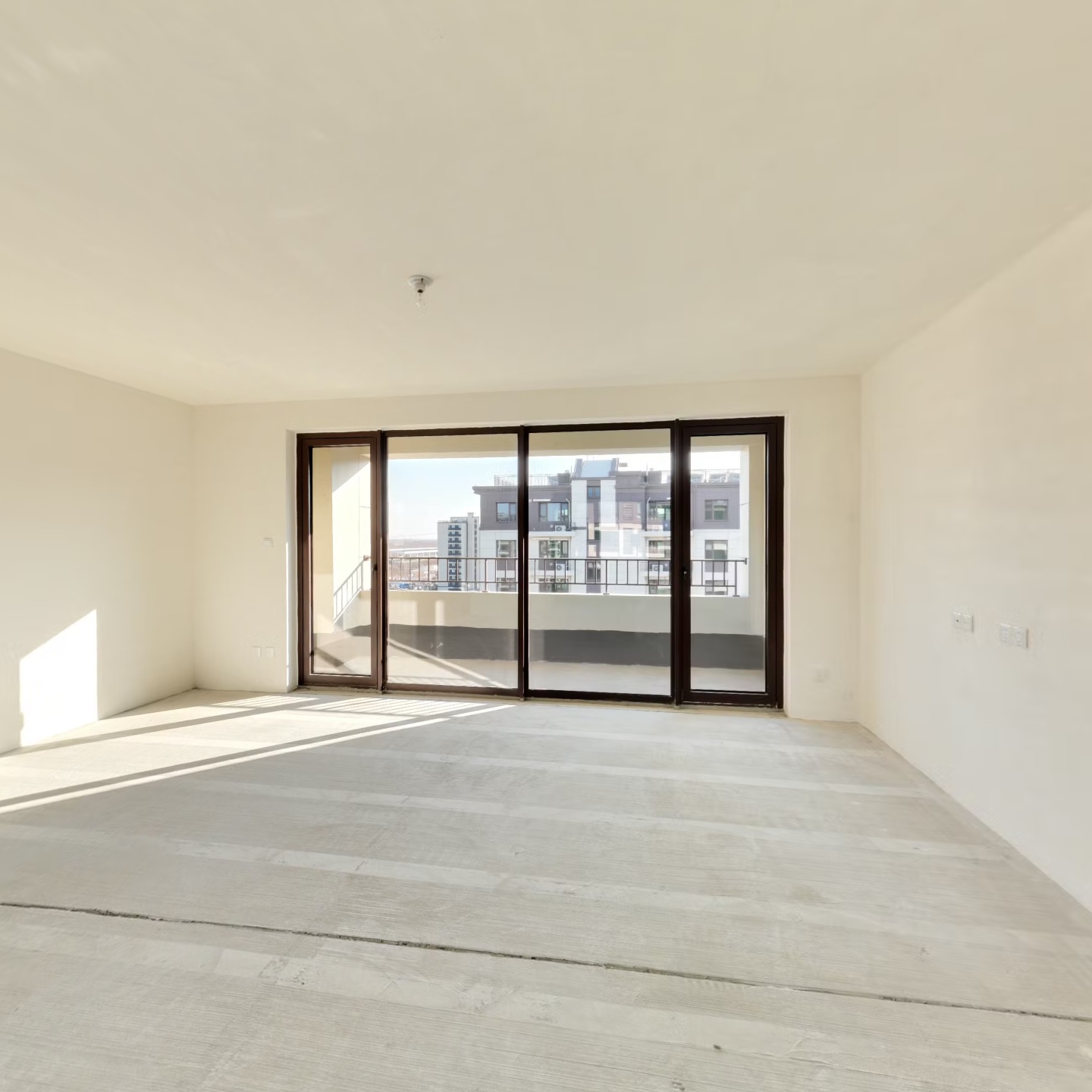 三面朝南的户型，采光面更广，冬天暖和