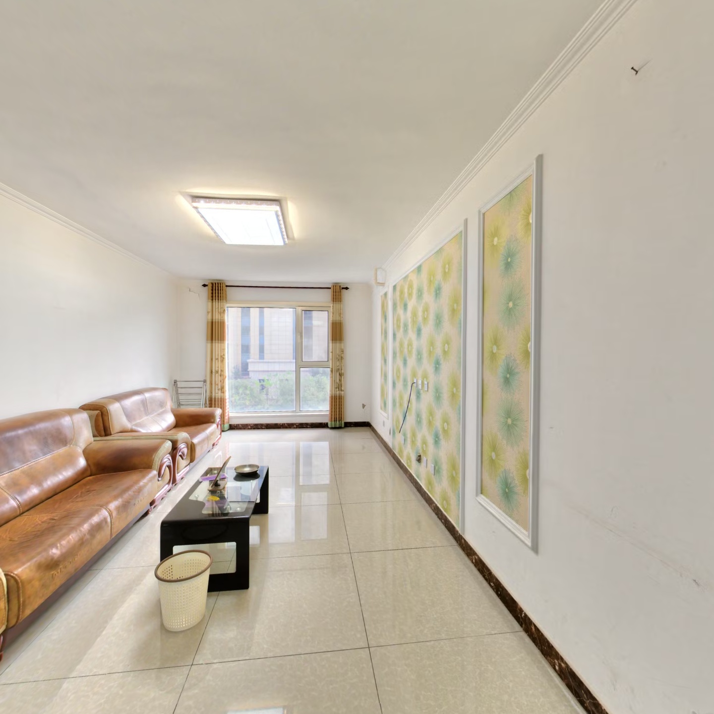 南北通透大三居室，精装修，业主自住，带转角飘窗.