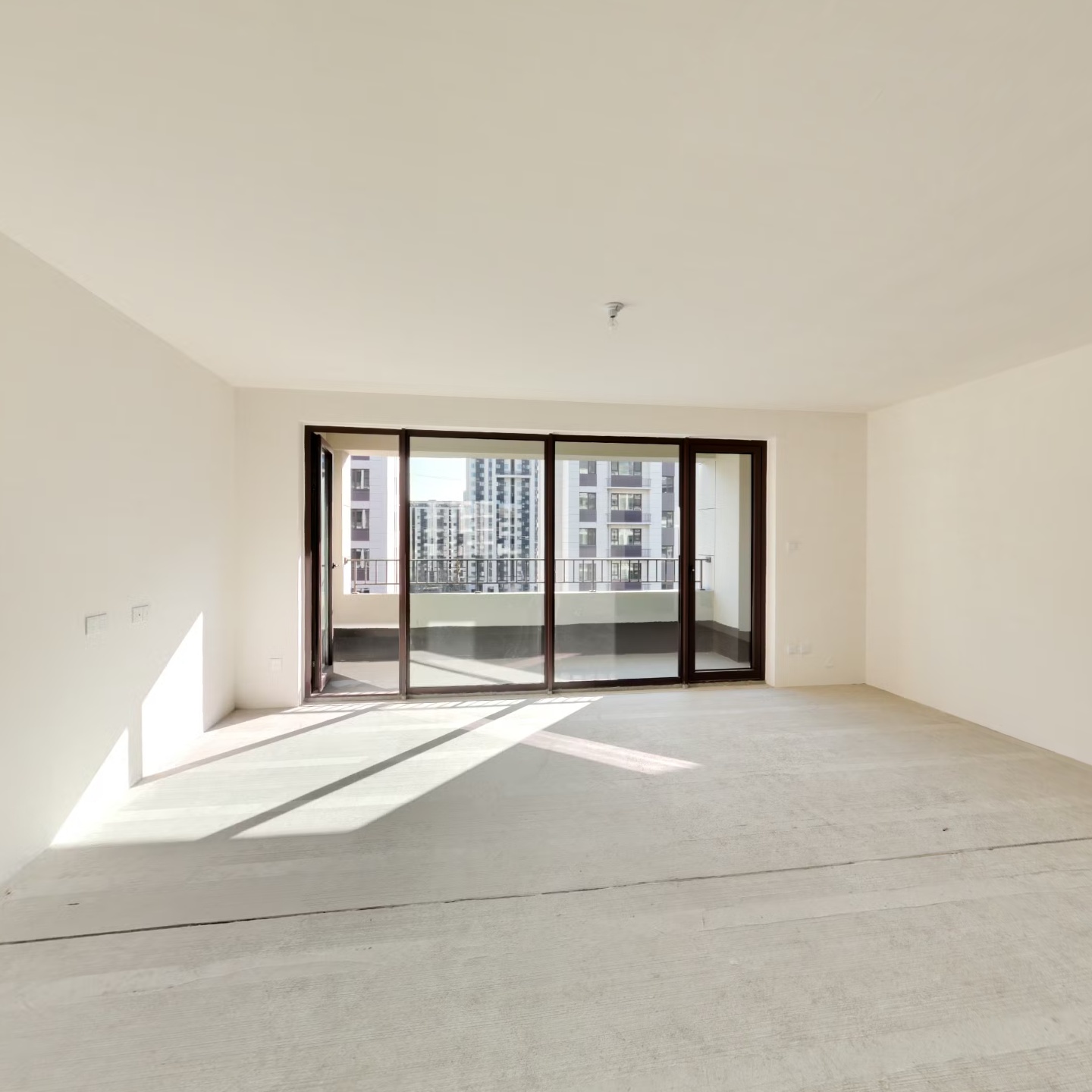 三面朝南的户型，采光面更广，冬天暖和。