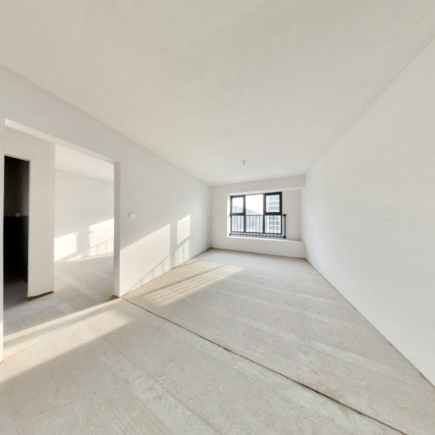 华远二期的四叶草户型，南北三通透，双明卫