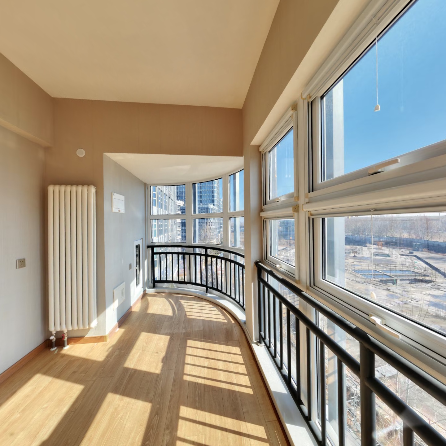 此房是精装修，采光好，有房本，随时看房.