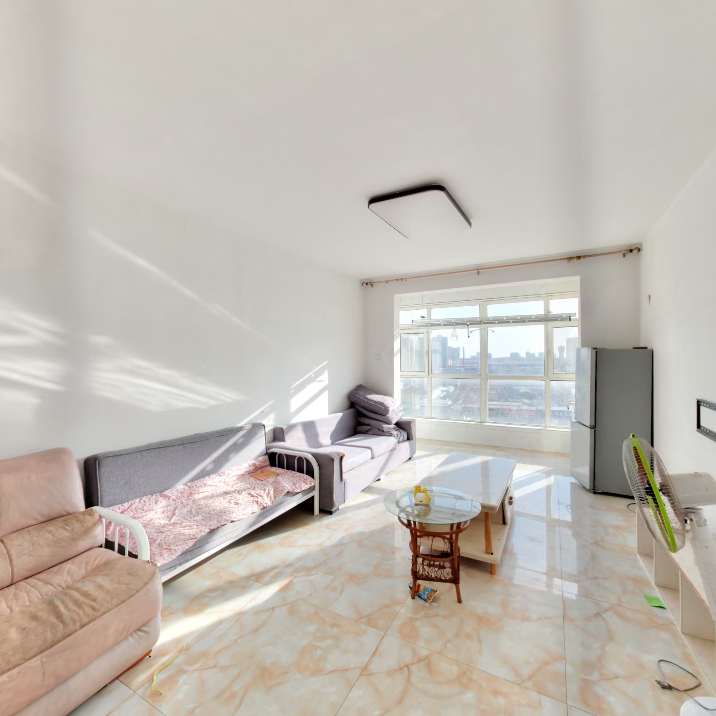 凯旋门 西南两居室，户型方正，満五