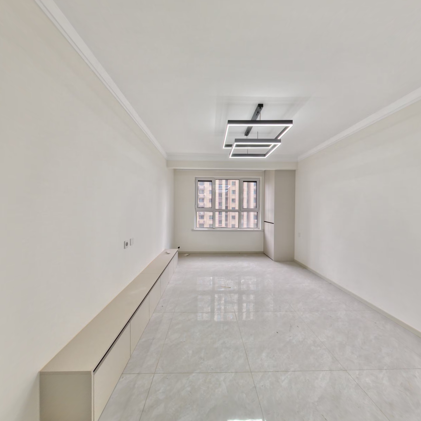 此房自住标准精装未住,楼层好 视野宽阔 采光充足