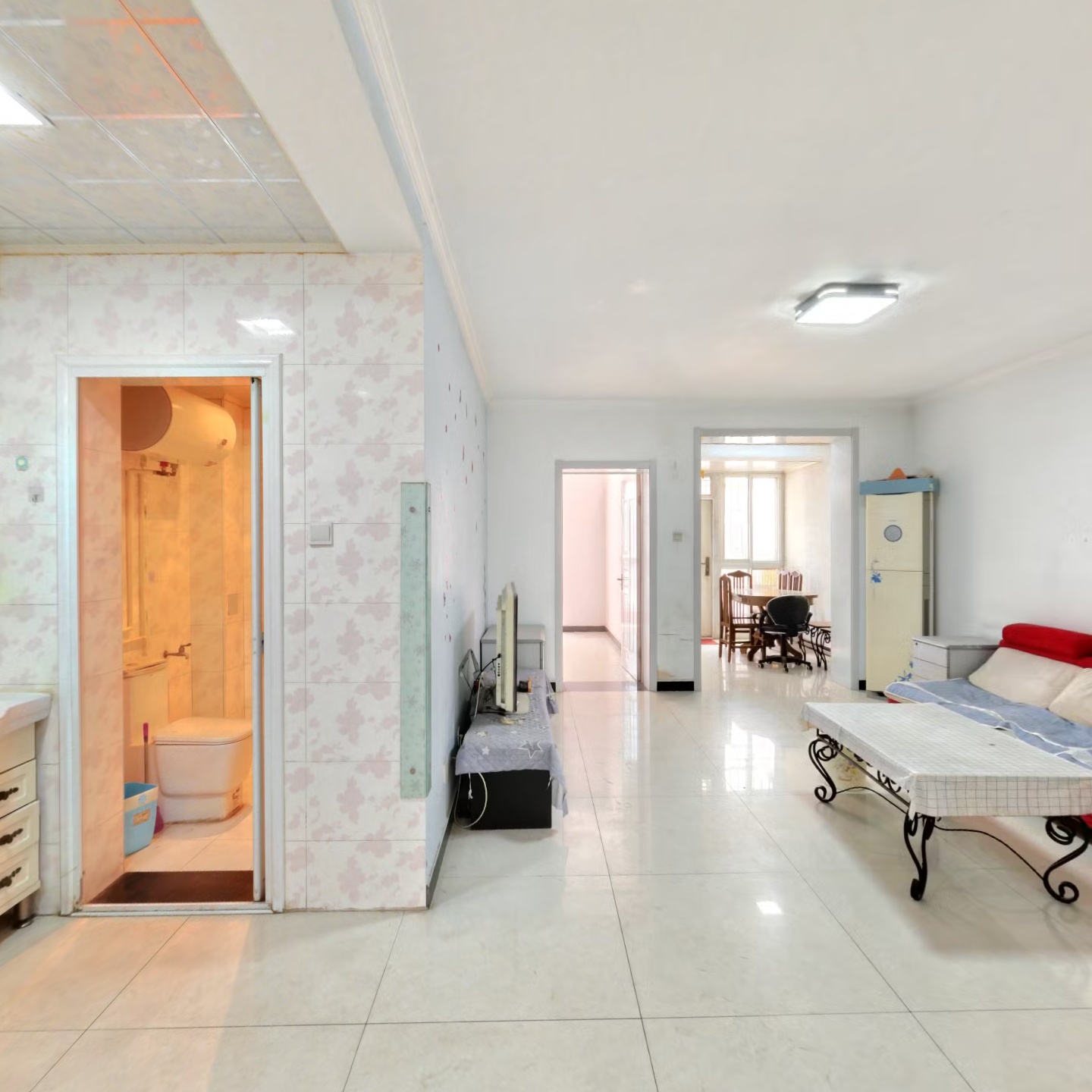 一层带小院，南北通透两居室，有装修，拎包入住