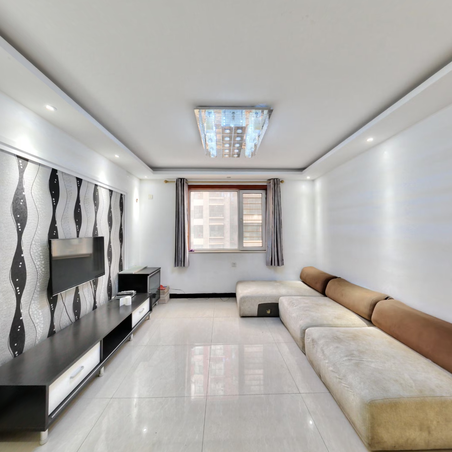 小区环境良好，车位充足，房本满二，随时看房有钥匙