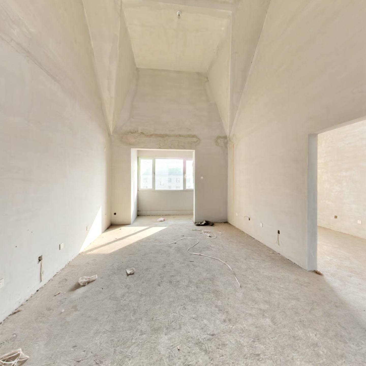 一梯两户带阁楼 可做两层 小区园林水系自带小公园