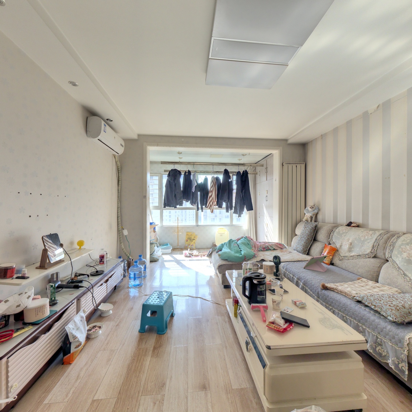 此房房本满二  通透三居室  格局合理 集中供暖