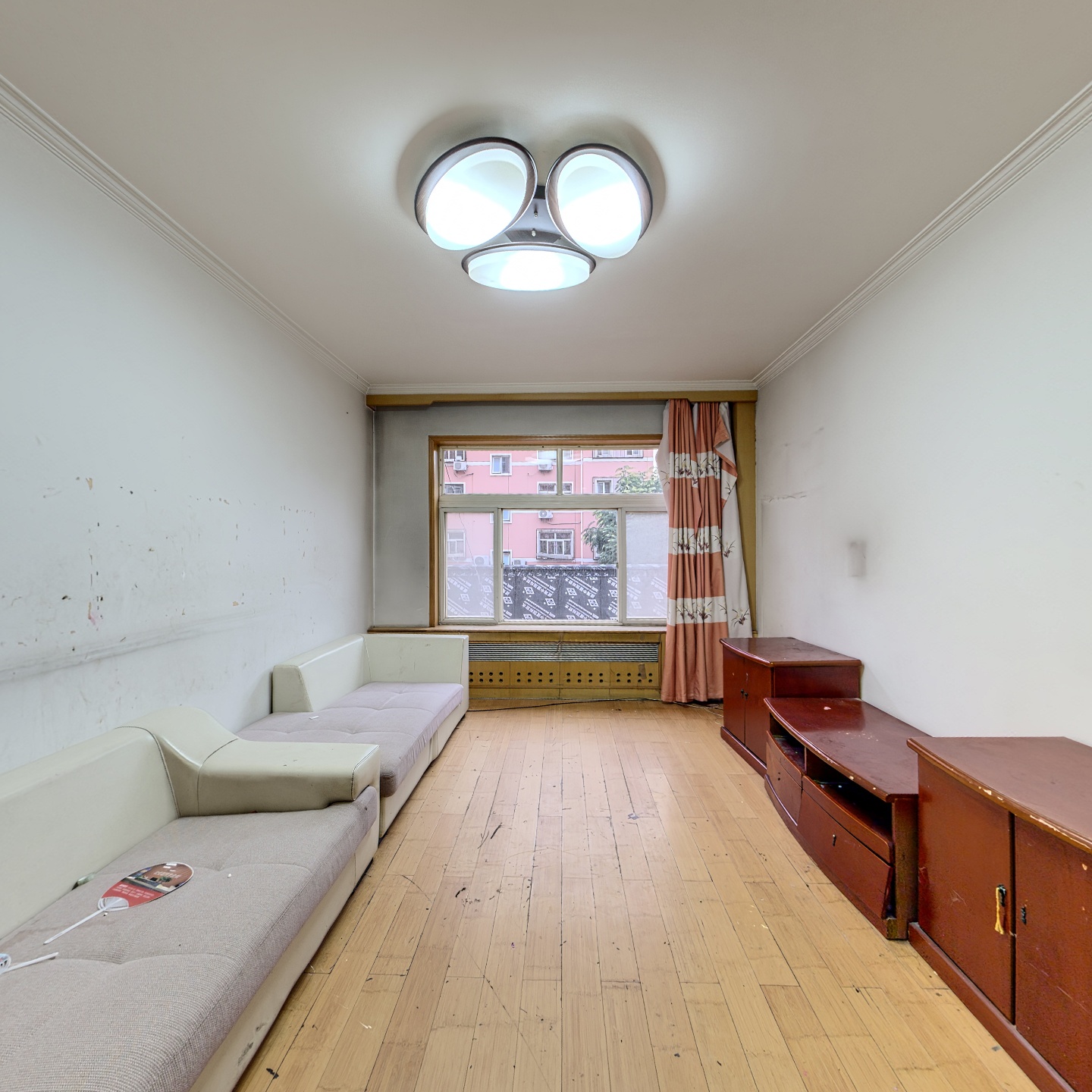 二康家属院 单位房  南北两居室    出行方便  公交站