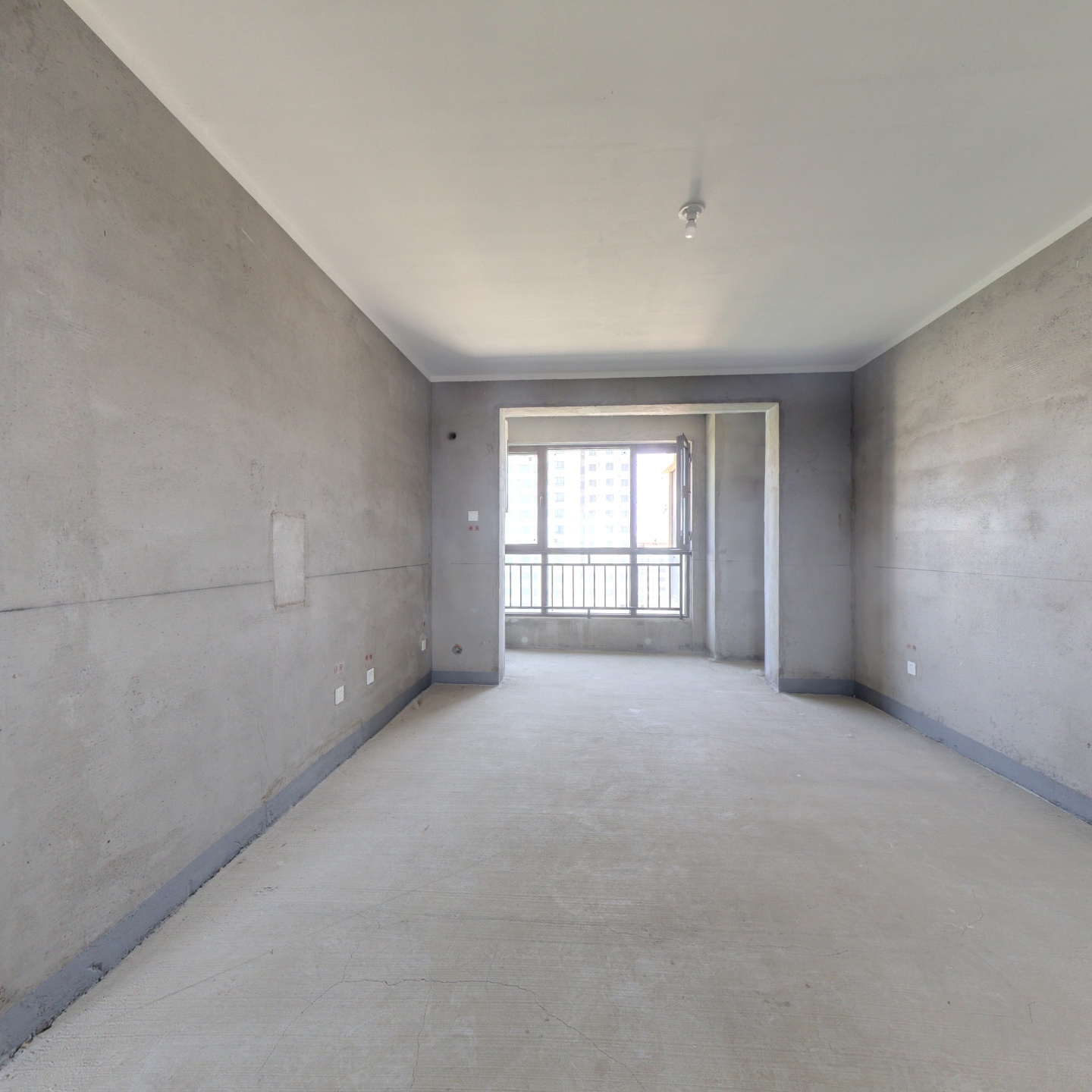 天伦湾嘉园南北通透三居，毛坯随意装修，业主急售