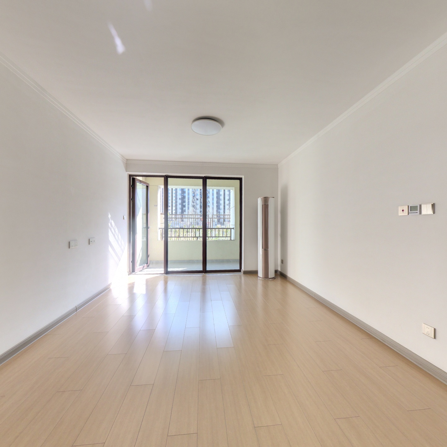 樾府国际 精装三居 带大阳台 三阳开泰通风好 有钥匙