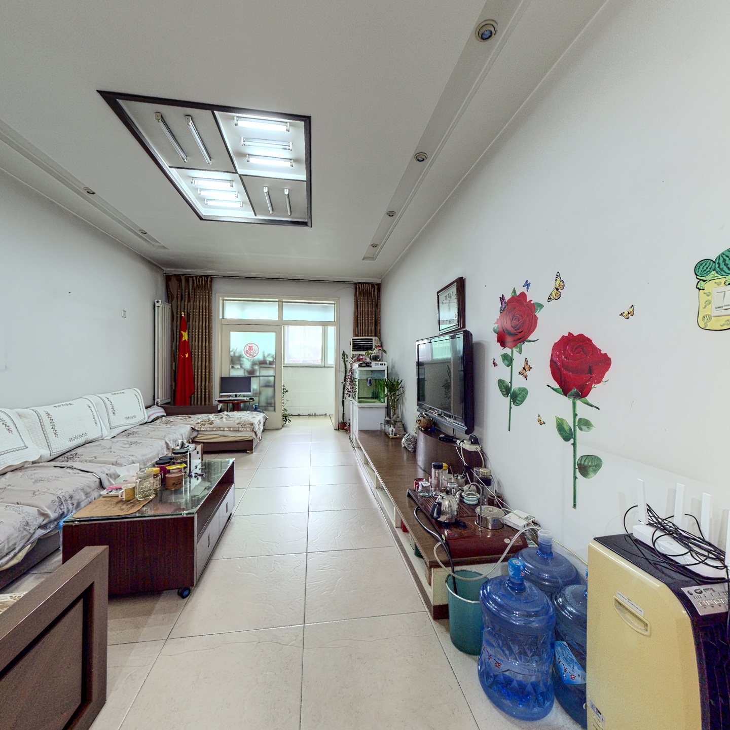 此房南北格局，带装修，交通便利，出门就有公交